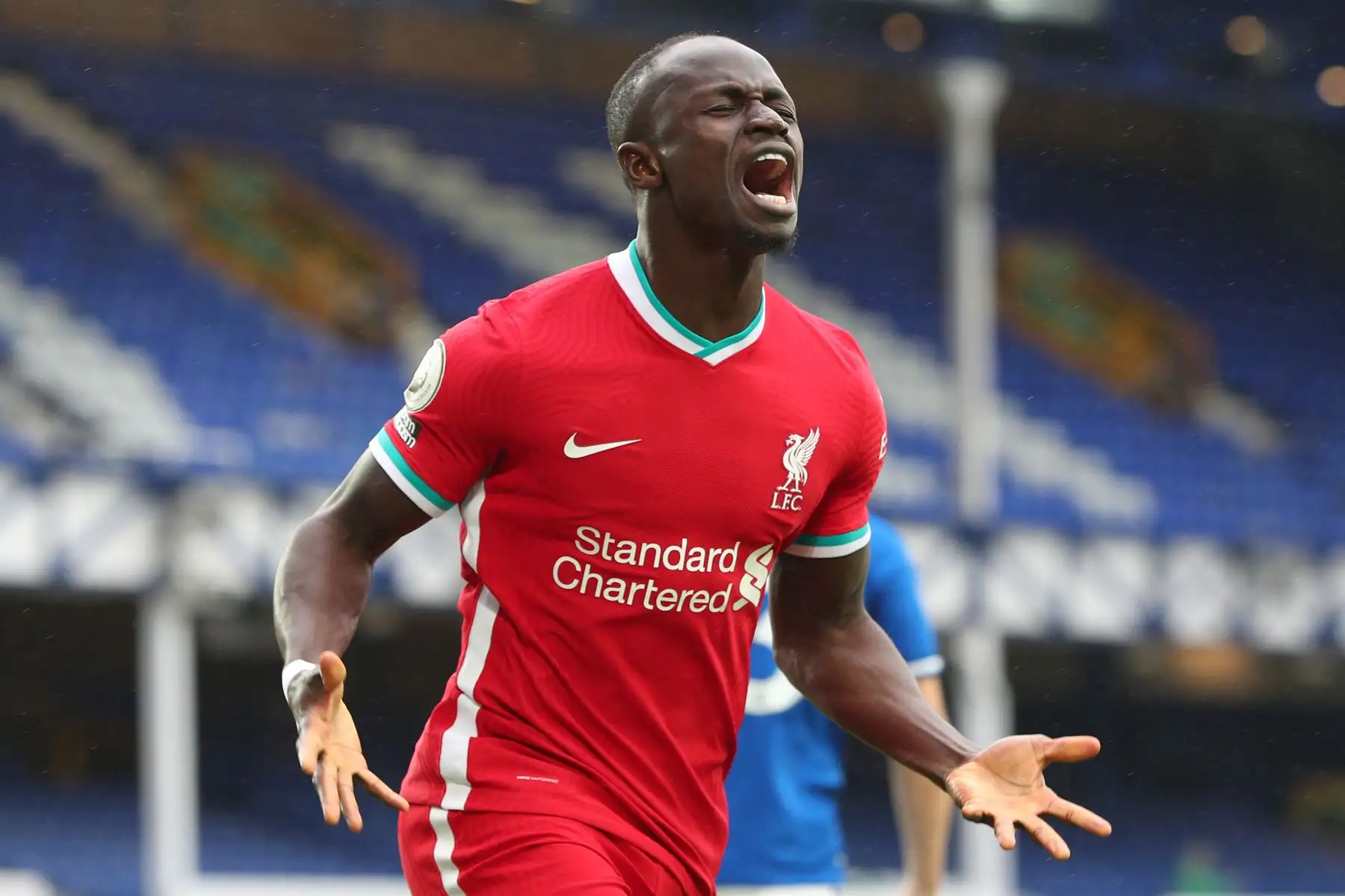 El delantero senegalés de Liverpool Sadio Man celebra después de anotar el primer gol de su equipo durante el partido de fútbol de la Premier League en Goodison Park, Liverpool. Foto: AFP