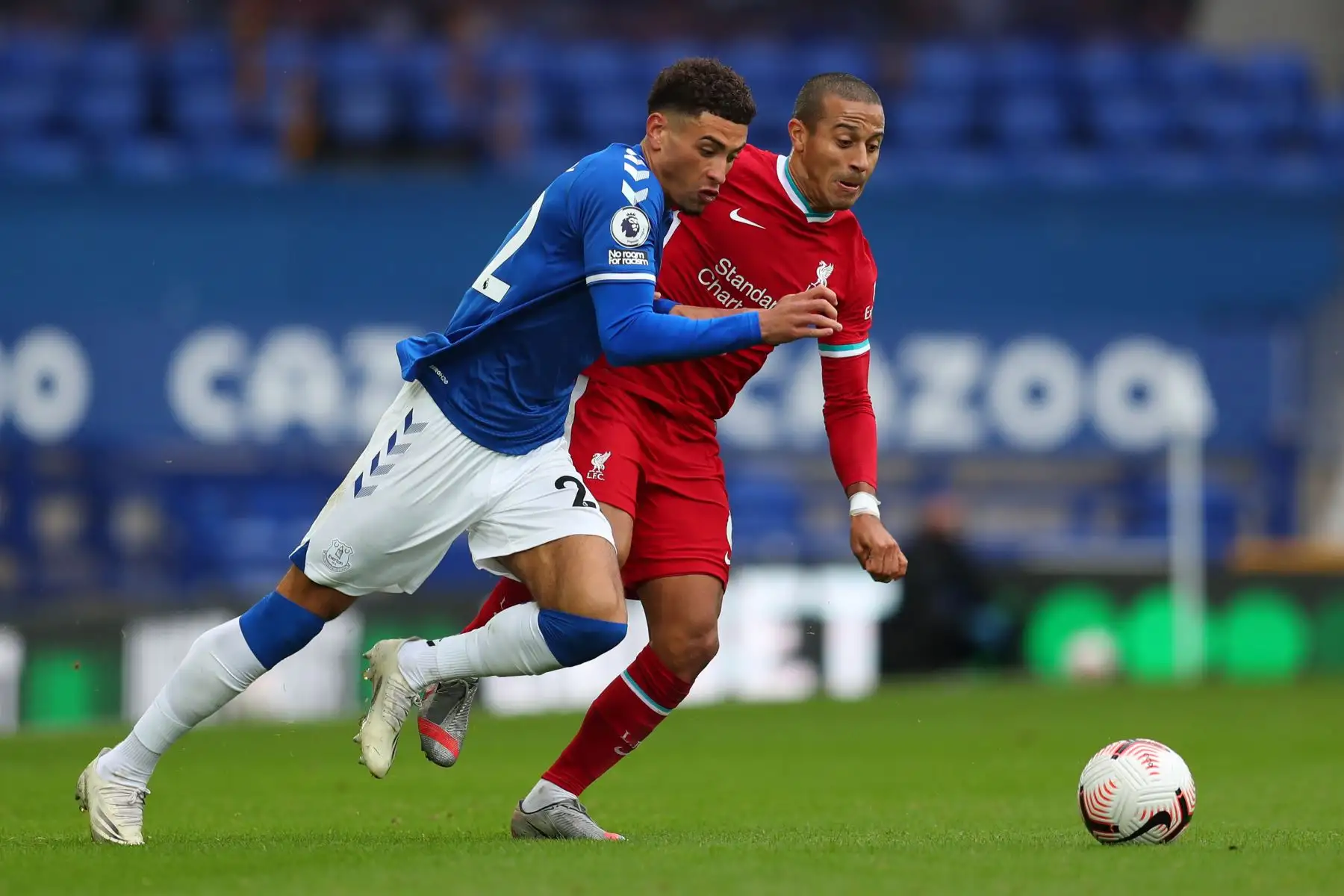 El futbolista Ben Godfrey de Everton compite con el mediocampista español de Liverpool, Thiago Alcantara, durante el partido de fútbol de la Premier League en Goodison Park, Liverpool. Foto: AFP