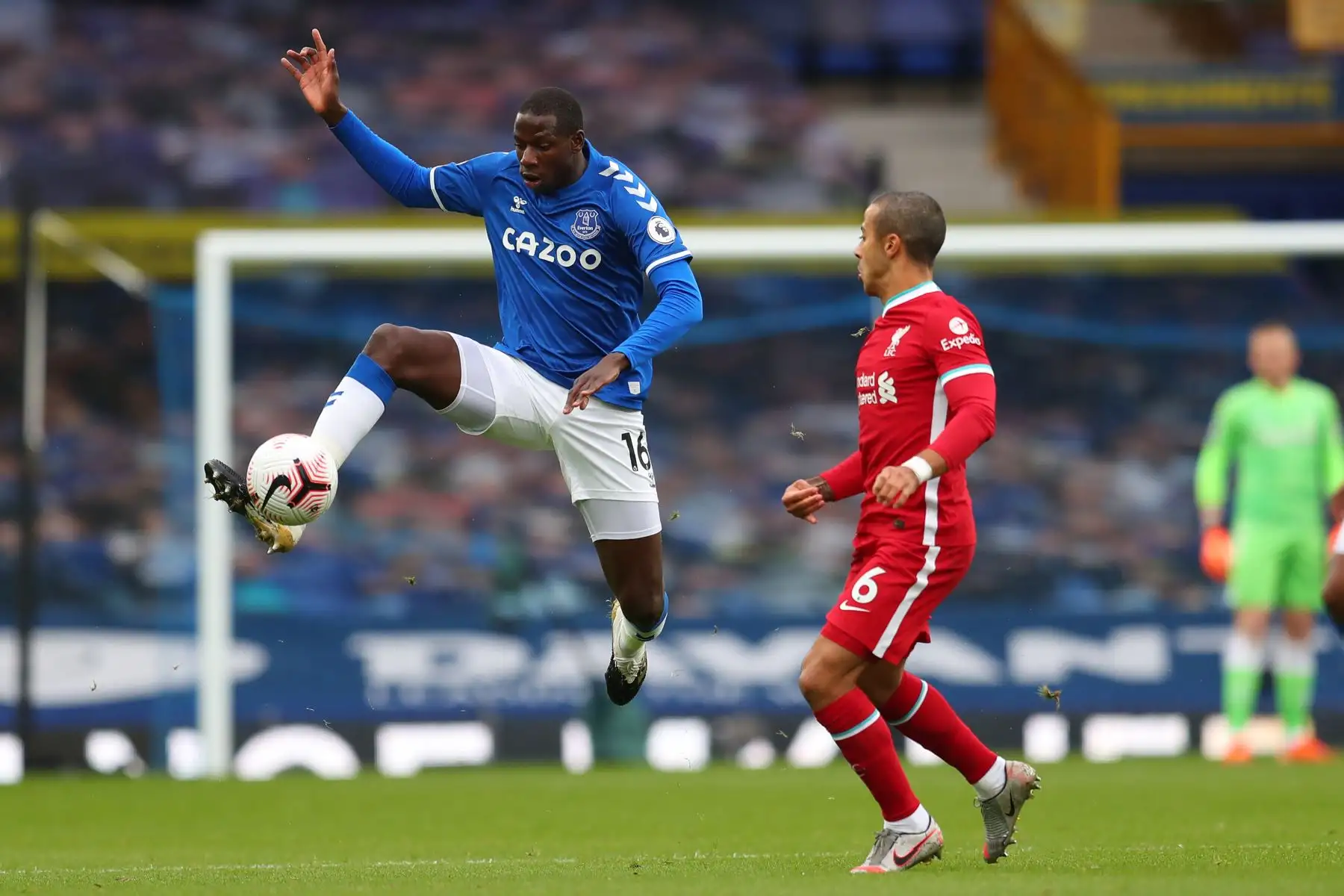 El mediocampista español del Liverpool, Thiago Alcantara, compite con el mediocampista francés del Everton, Abdoulaye Doucoure, durante el partido de fútbol de la Premier League en Goodison Park, Liverpool. Foto: AFP
