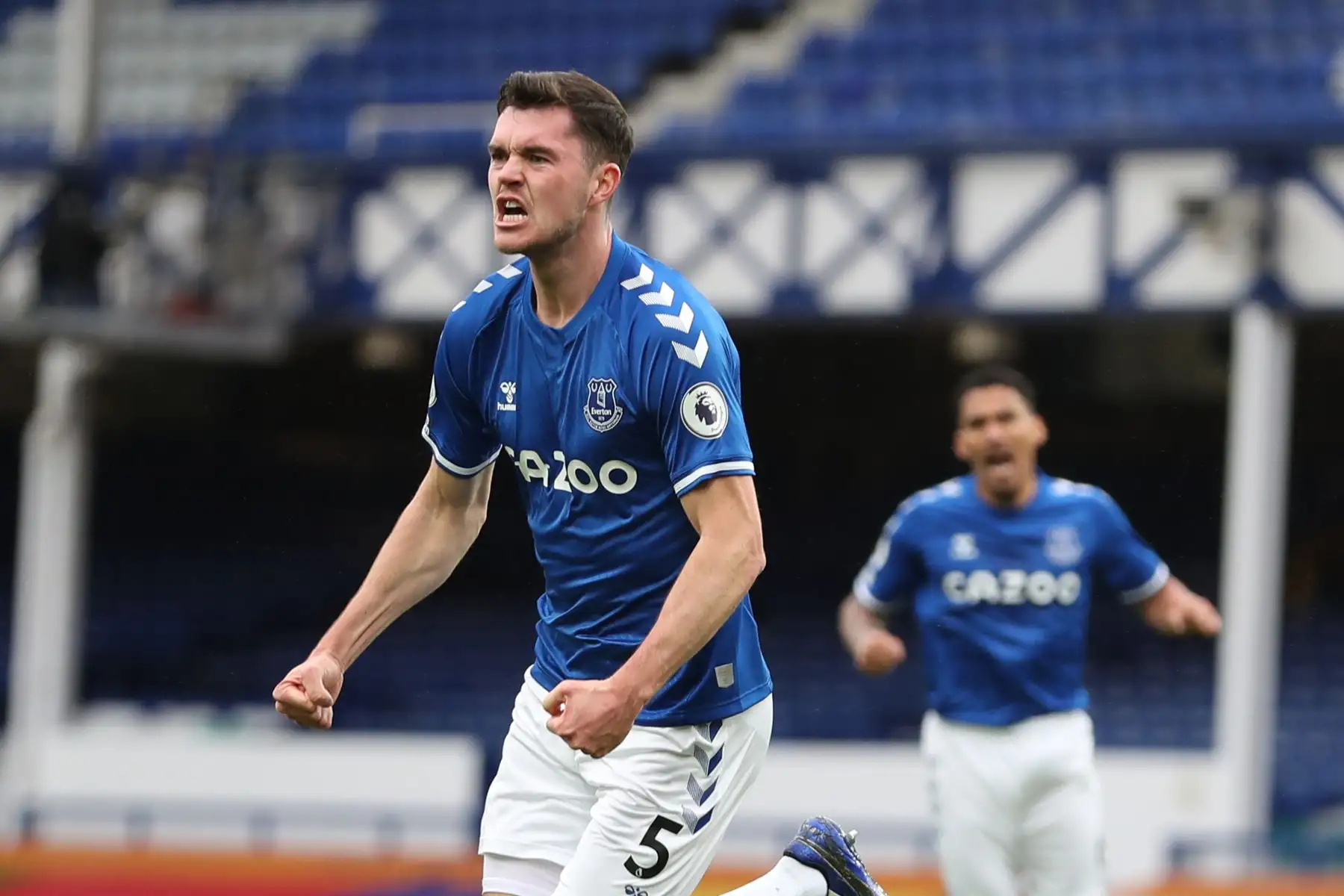 El defensor inglés del Everton, Michael Keane, celebra después de marcar el primer gol de su equipo durante el partido de fútbol de la Premier League en Goodison Park, Liverpool. Foto: AFP