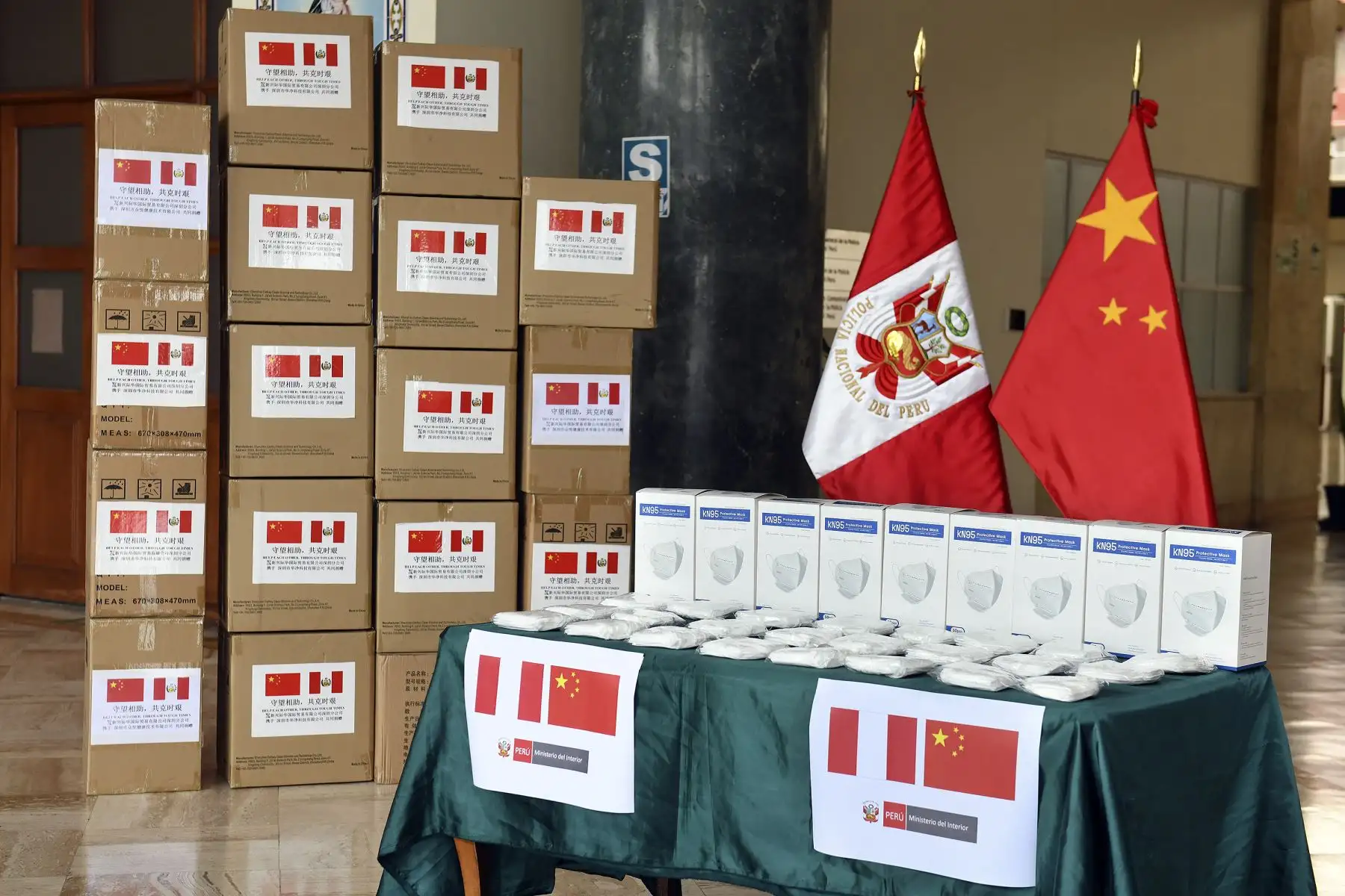 Ministerio del Interior, César Gentille, recibió de China 650 mil mascarillas para la Policía. Foto: ANDINA/Ministerio del Interior