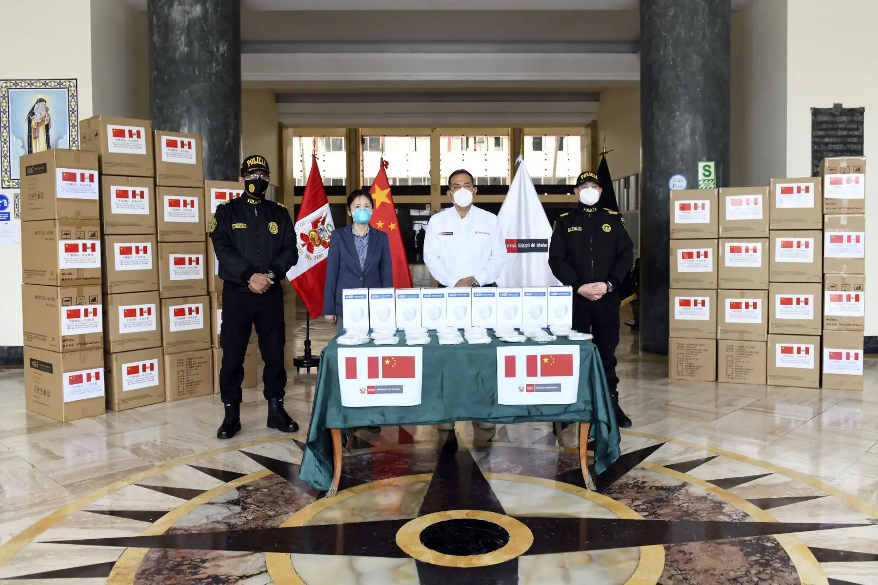 Ministerio del Interior, César Gentille, recibió de China 650 mil mascarillas para la Policía. Foto: ANDINA/Ministerio del Interior