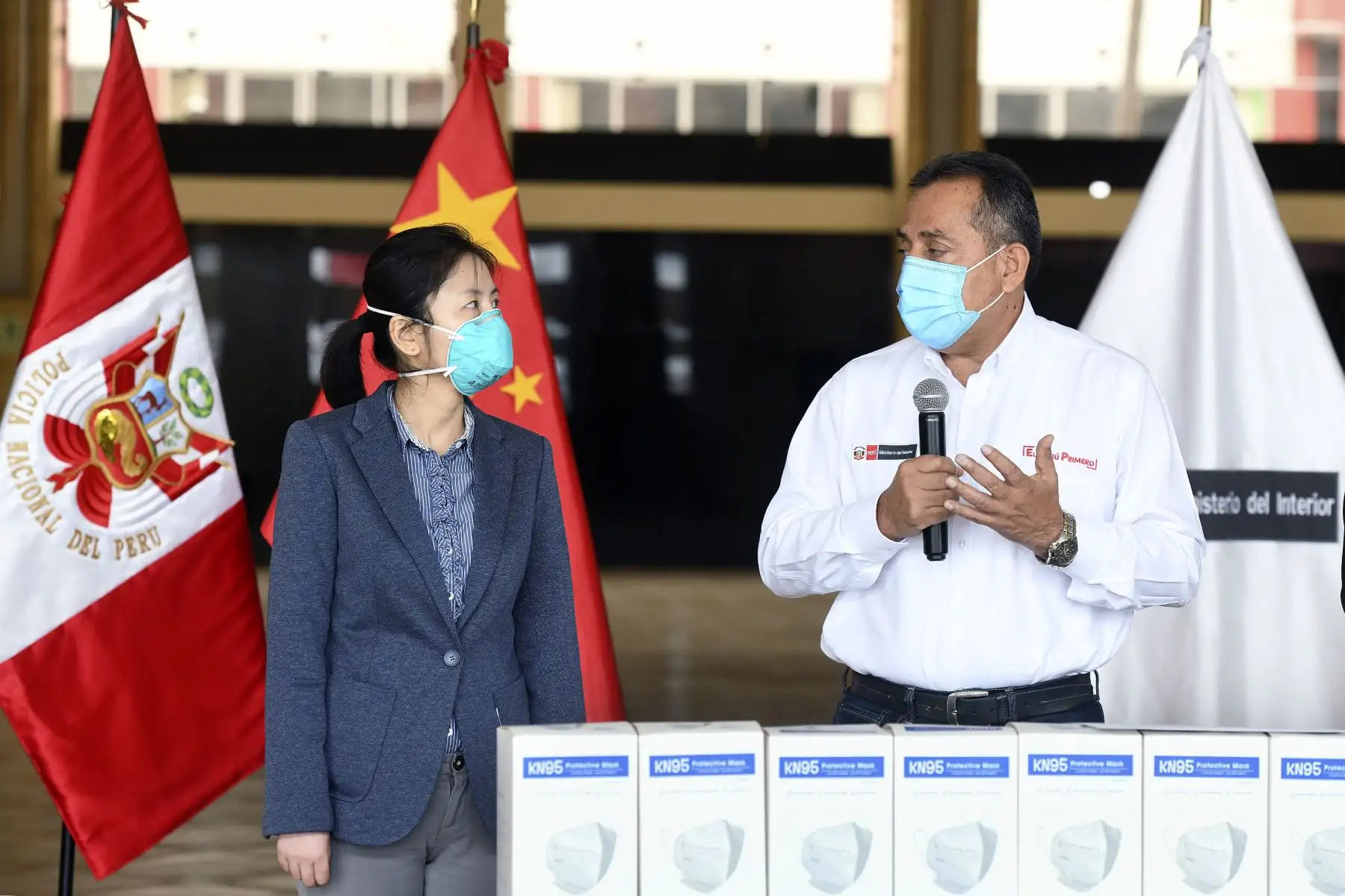 Ministerio del Interior, César Gentille, recibió de China 650 mil mascarillas para la Policía. Foto: ANDINA/Ministerio del Interior