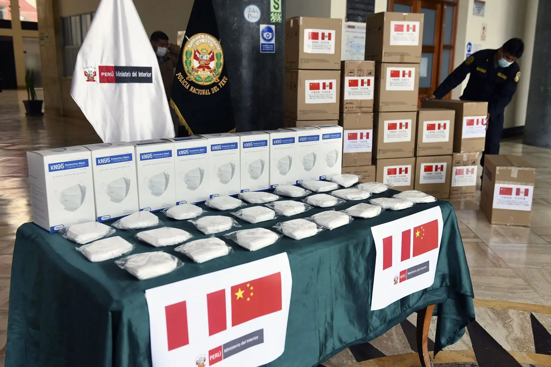 Ministerio del Interior, César Gentille, recibió de China 650 mil mascarillas para la Policía. Foto: ANDINA/Ministerio del Interior