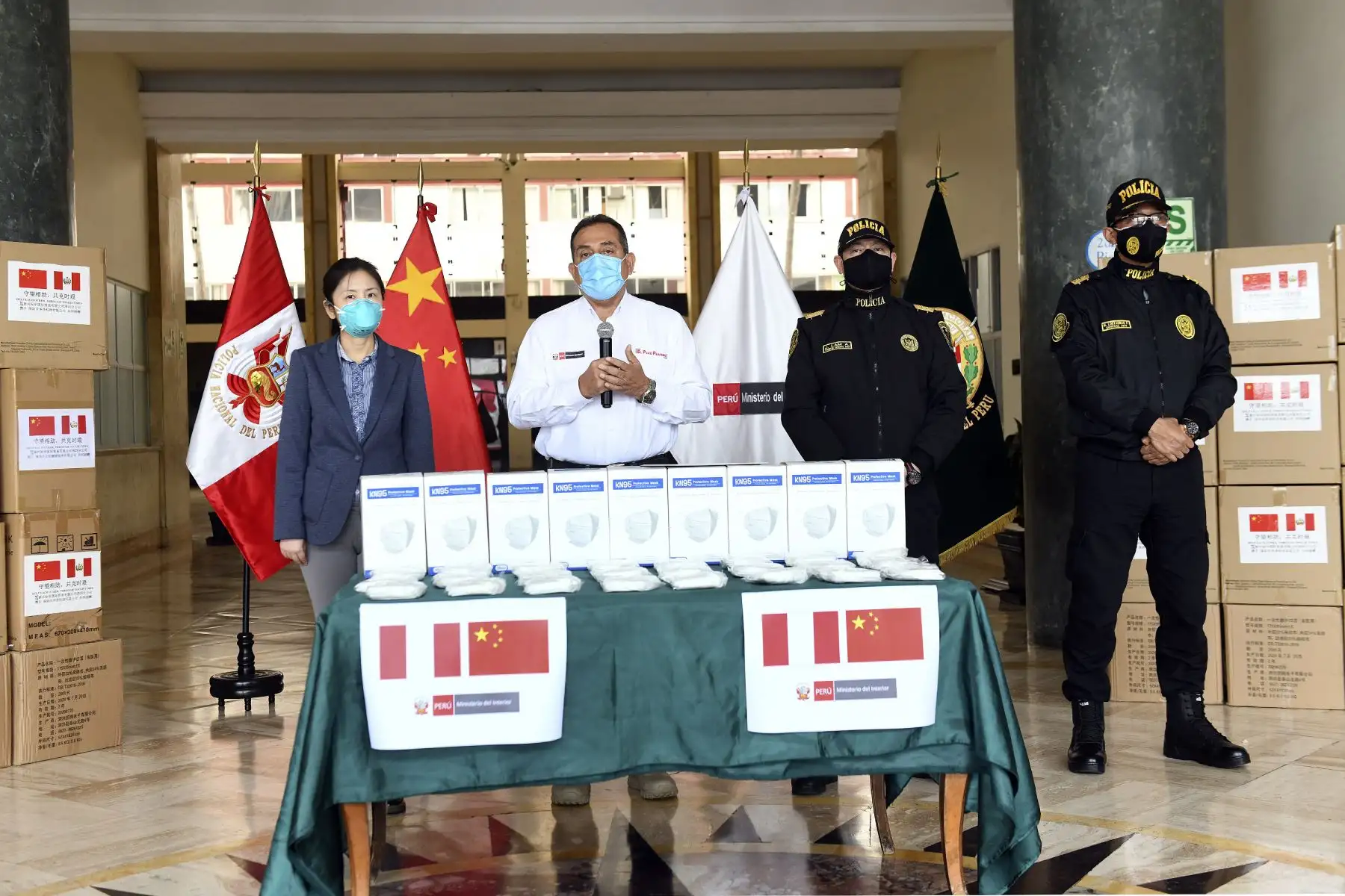 Ministerio del Interior, César Gentille, recibió de China 650 mil mascarillas para la Policía. Foto: ANDINA/Ministerio del Interior
