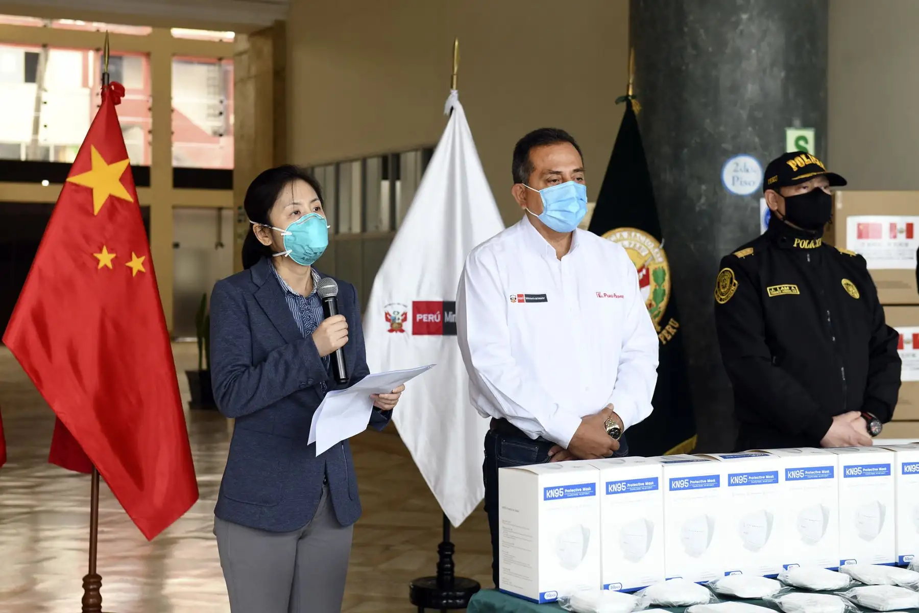 Ministerio del Interior, César Gentille, recibió de China 650 mil mascarillas para la Policía. Foto: ANDINA/Ministerio del Interior