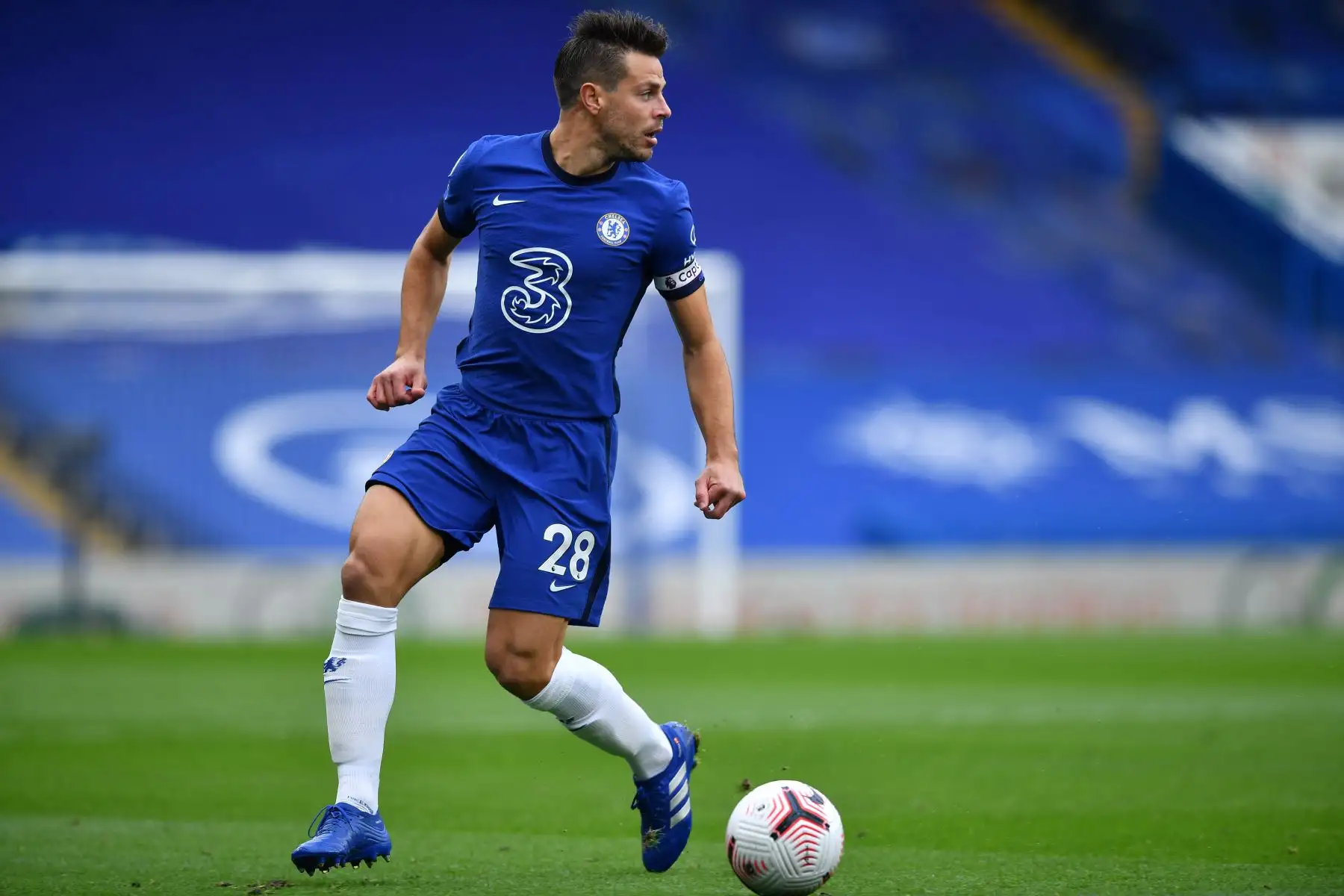 El defensor español del Chelsea, César Azpilicueta, busca pasar el balón durante el partido de fútbol de la Premier League en Stamford Bridge, Londres. Foto: AFP