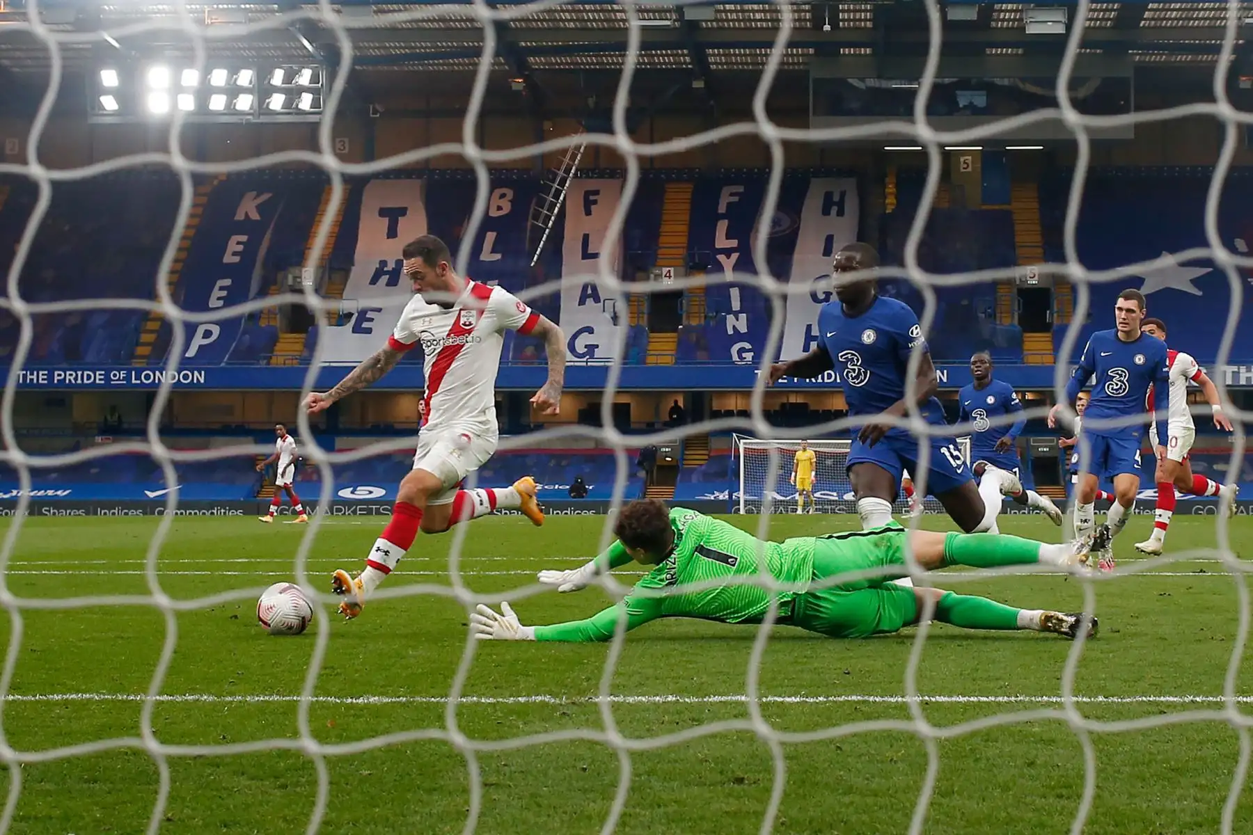 El delantero inglés de Southampton, Danny Ings, supera al portero español de Chelsea, Kepa Arrizabalaga, durante el partido de fútbol de la Premier League en Stamford Bridge, en Londres. Foto: AFP