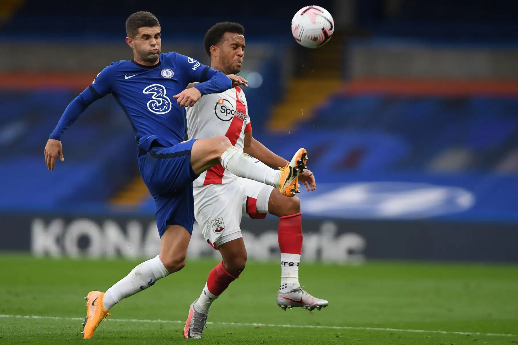 El mediocampista estadounidense de Chelsea, Christian Pulisic, lucha por el balón con el defensor inglés de Southampton, Ryan Bertrand, durante el partido de fútbol de la Premier League en Stamford Bridge, Londres. Foto. AFP