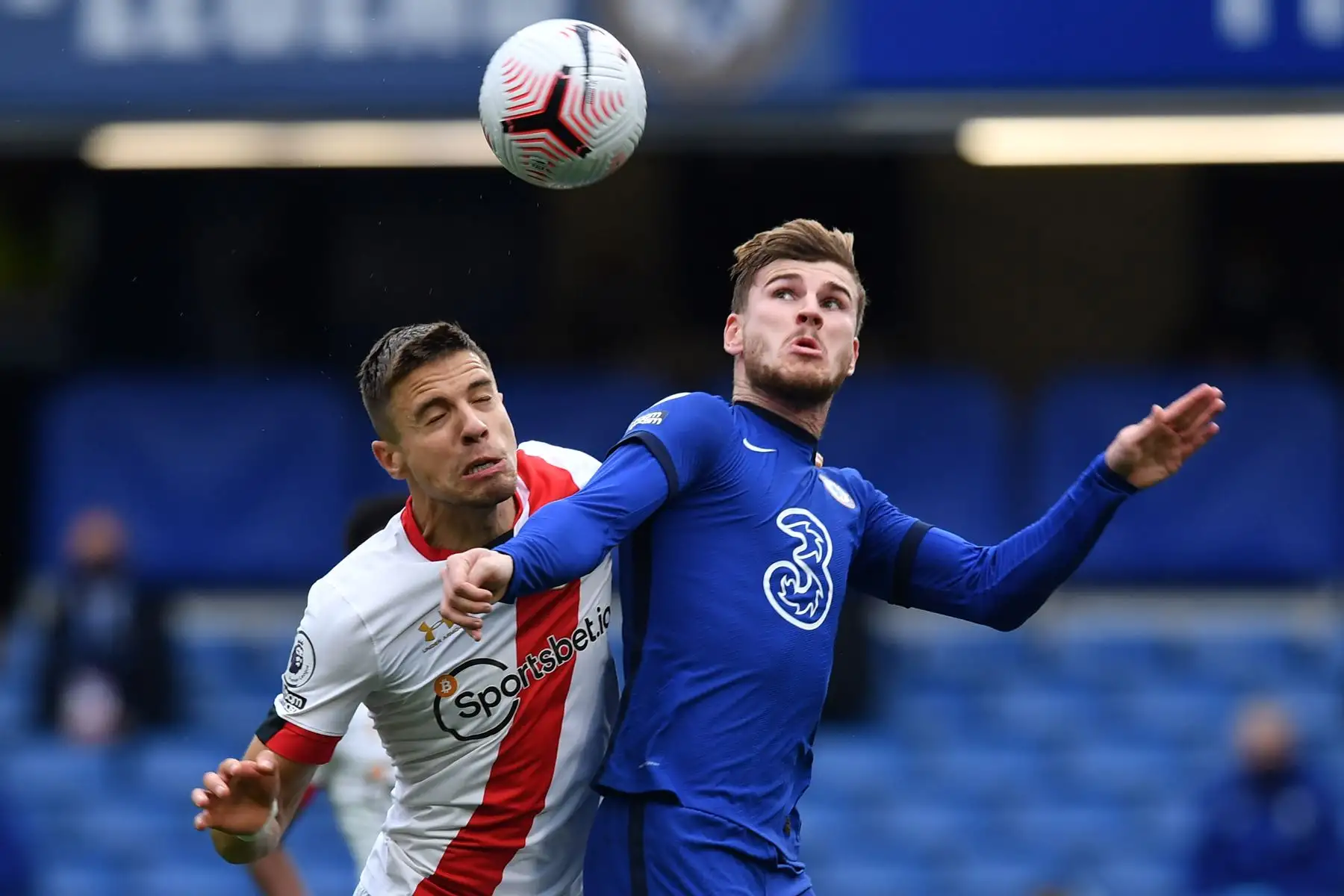 El delantero alemán de Chelsea, Timo Werner, se enfrenta al defensor polaco de Southampton, Jan Bednarek, durante el partido de fútbol de la Premier League en Stamford Bridge, Londres. Foto: AFP