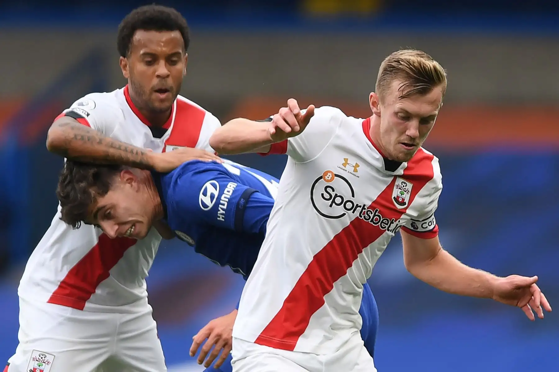 El mediocampista alemán de Chelsea, Kai Havertz, se enfrenta a sus rivales de Southampton, Ryan Bertrand y el mediocampista inglés, James Ward-Prowse, durante el partido de fútbol de la Premier League en Stamford Bridge, Londres. Foto: AFP