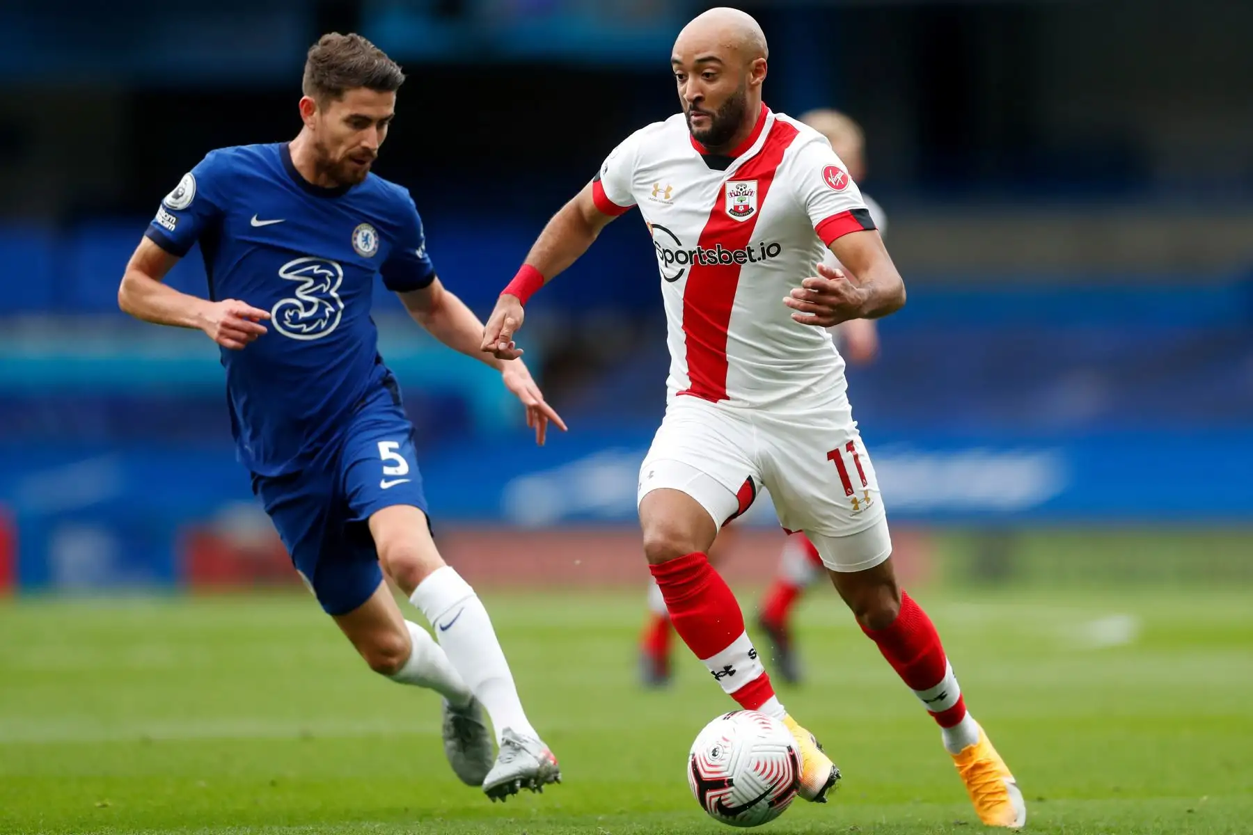 El mediocampista italiano de Chelsea, Jorginho, lucha por el balón con el mediocampista inglés de Southampton, Nathan Redmond, durante el partido de fútbol de la Premier League en Stamford Bridge, Londres. Foto: AFP
