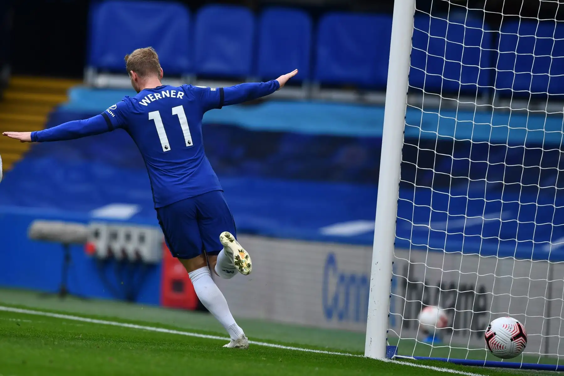 El delantero alemán de Chelsea, Timo Werner, celebra la puntuación durante el partido de fútbol de la Premier League en Stamford Bridge, Londres. Foto: AFP
