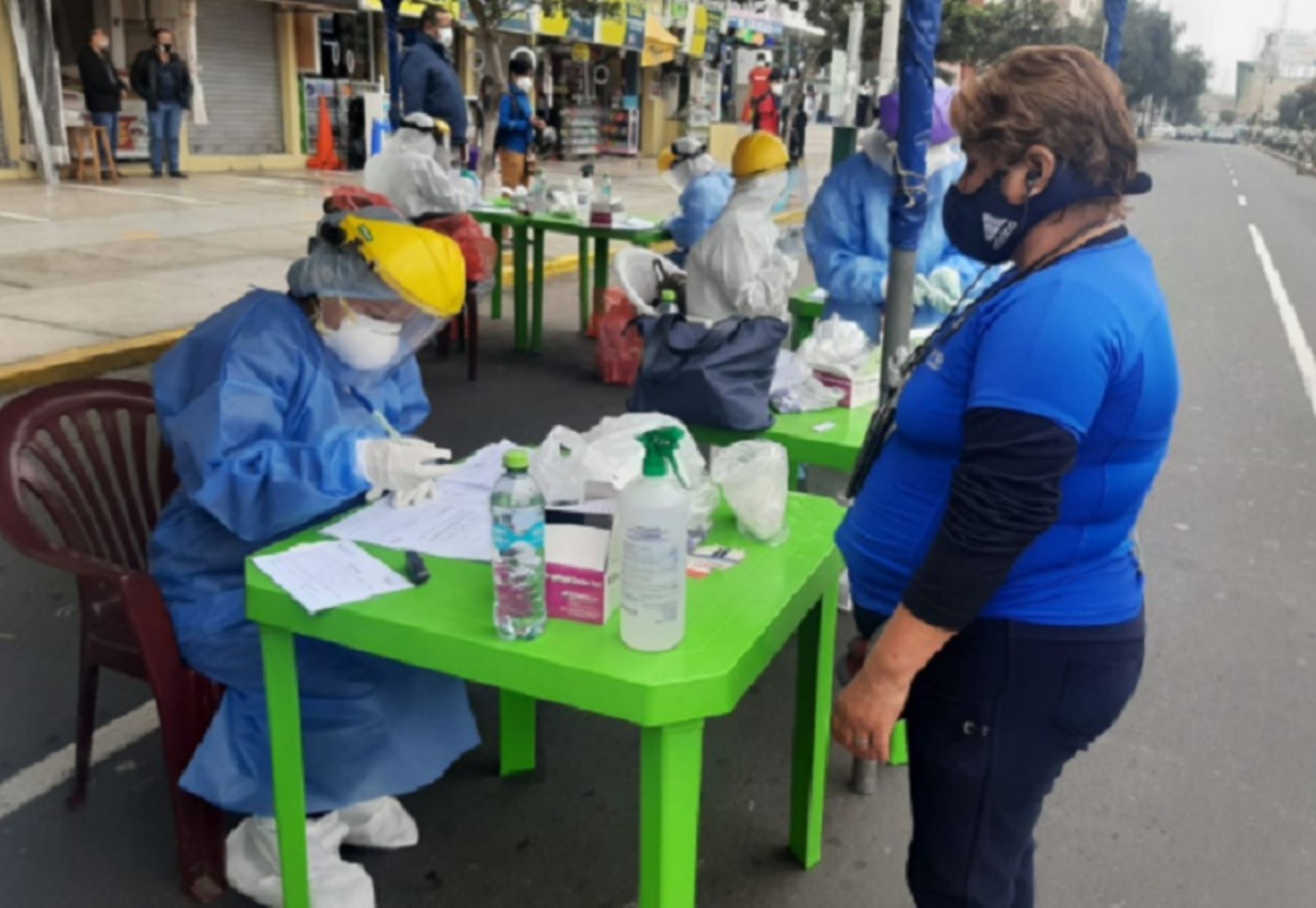 Brigadas de respuesta rápida de la Red de Salud de Trujillo, en la región La Libertad, realizaron pruebas rápidas a 353 trabajadores de tres centros comerciales de la ciudad, como parte de la estrategia para frenar el avance del nuevo coronavirus.