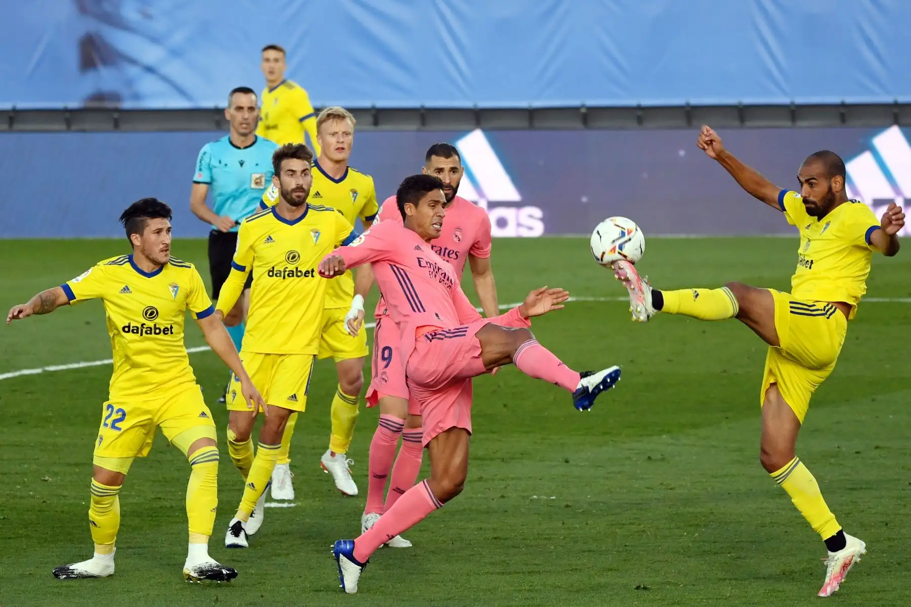 El defensor español del Cádiz, Fali, compite con el defensor francés del Real Madrid, Raphael Varane, durante el partido de fútbol de la Liga española en el estadio Alfredo Di Stefano, en Valdebebas, noreste de Madrid. Foto: AFP