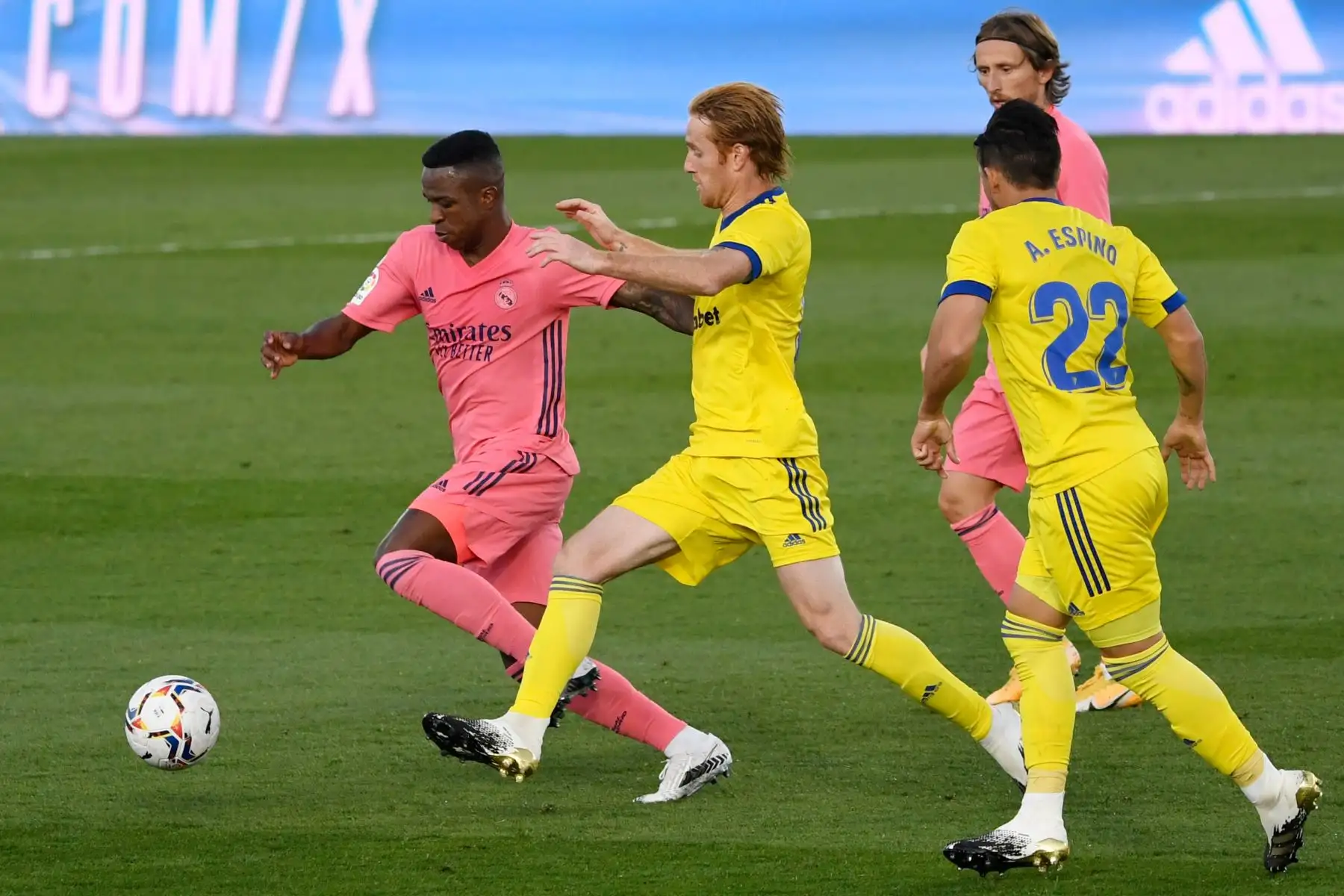 El delantero brasileño del Real Madrid, Vinicius Junior, compite con el centrocampista español de Cádiz, Alex Fernández, durante el partido de fútbol de la Liga española en el estadio Alfredo Di Stefano, en Valdebebas, noreste de Madrid. Foto: AFP