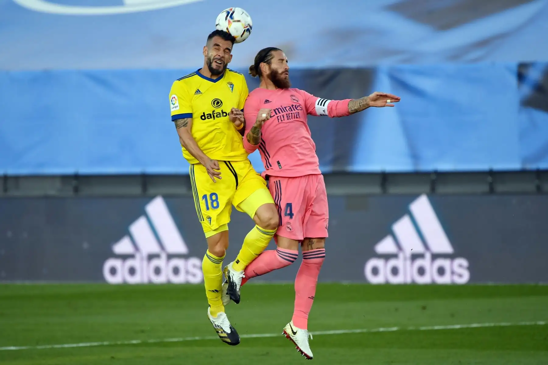 El delantero español del Cádiz, Álvaro Negredo, compite con el defensor español del Real Madrid, Sergio Ramos, durante el partido de fútbol de la Liga española en el estadio Alfredo Di Stefano, en Valdebebas, noreste de Madrid. Foto: AFP
