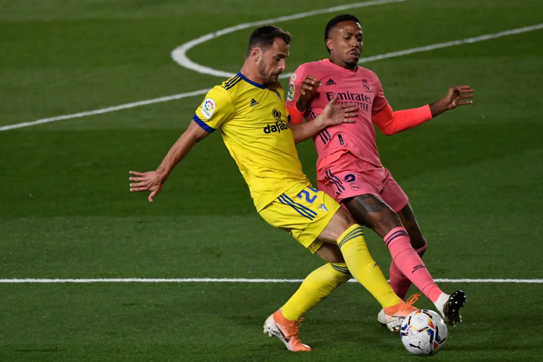 El centrocampista serbio del Cádiz, Filip Malbasic, compite con el defensor brasileño del Real Madrid, Eder Militao, durante el partido de fútbol de la Liga española en el estadio Alfredo Di Stefano de Valdebebas, noreste de Madrid. Foto: AFP