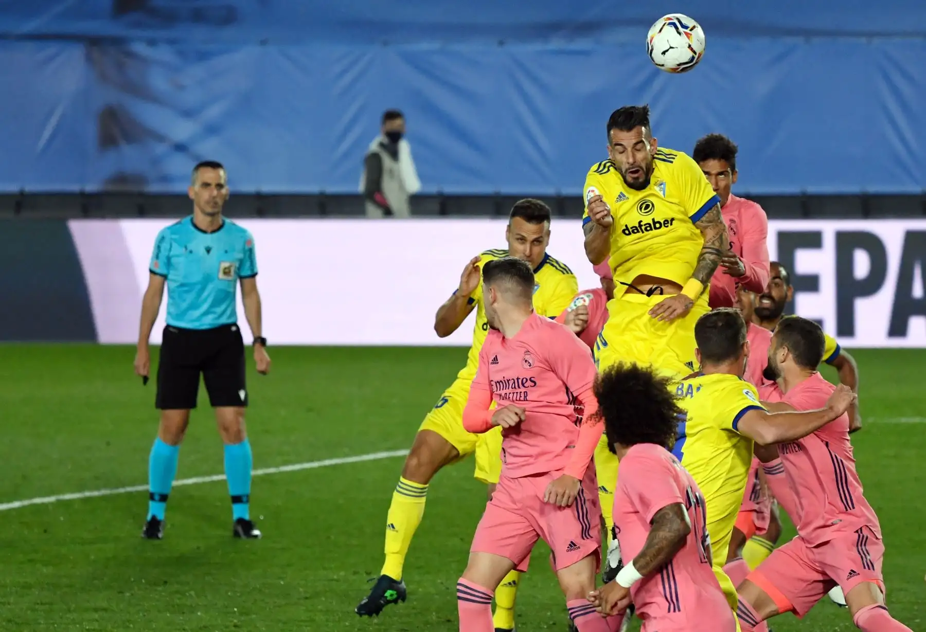 El delantero español de Cádiz, Álvaro Negredo, dirige el balón hacia la portería del Real Madrid durante el partido de fútbol de la Liga española en el estadio Alfredo Di Stefano, en Valdebebas, noreste de Madrid. Foto: AFP