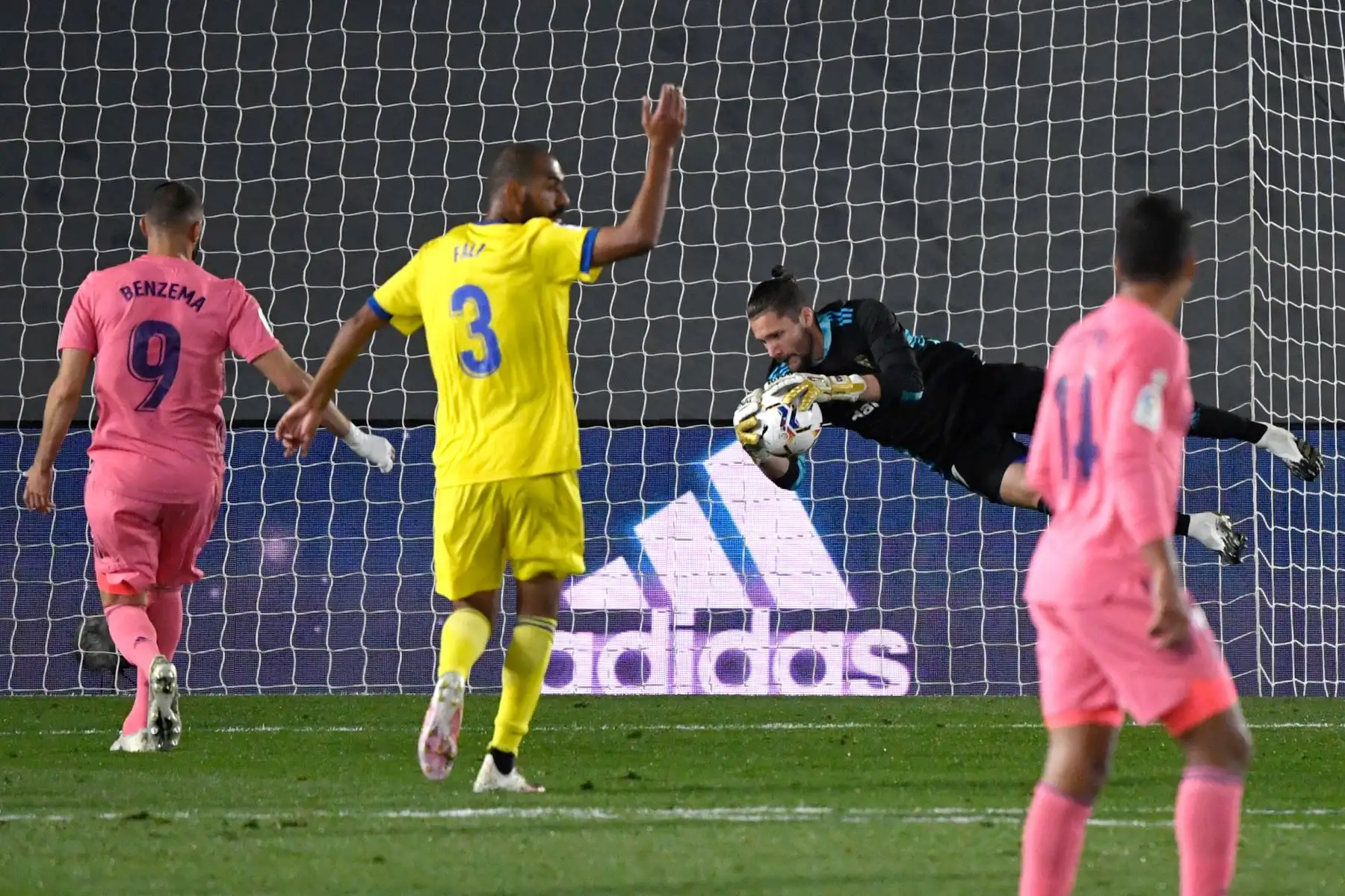 El portero argentino del Cádiz, Jeremias Ledesma, detiene el balón durante el partido de fútbol de la Liga española en el estadio Alfredo Di Stefano de Valdebebas, noreste de Madrid. Foto: AFP