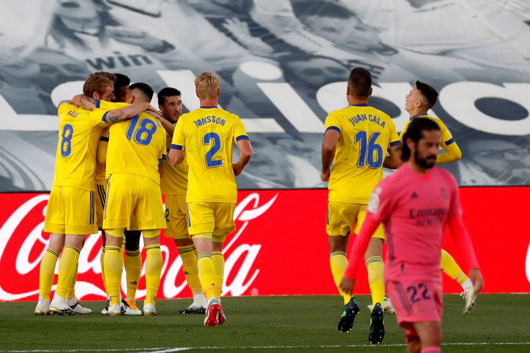 Los jugadores del Cádiz celebran tras marcar ante el Real Madrid durante el partido de la Liga española en el estadio Alfredo Di Stefano, en Valdebebas, noreste de Madrid. Foto: EFE