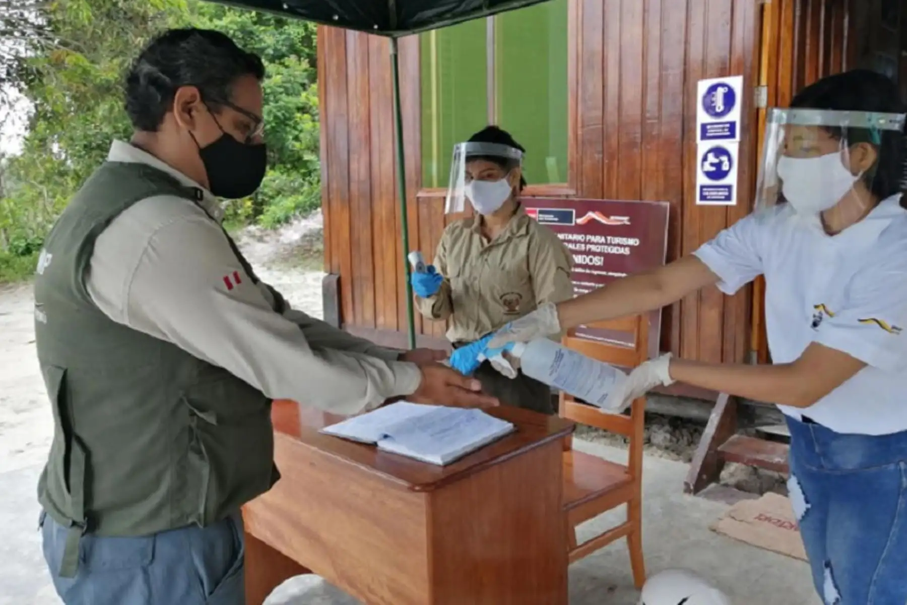 El Servicio Nacional de Áreas Naturales Protegidas (Sernanp), entidad adscrita al Ministerio del Ambiente (Minam), actualizó su Protocolo Sanitario ante el covid-19 para el acceso del público a las 27 áreas naturales protegidas del país (ANP) que han reabierto sus puertas a la actividad turística, con el fin de garantizar visitas seguras a estos espacios. Foto: ANDINA/difusión.