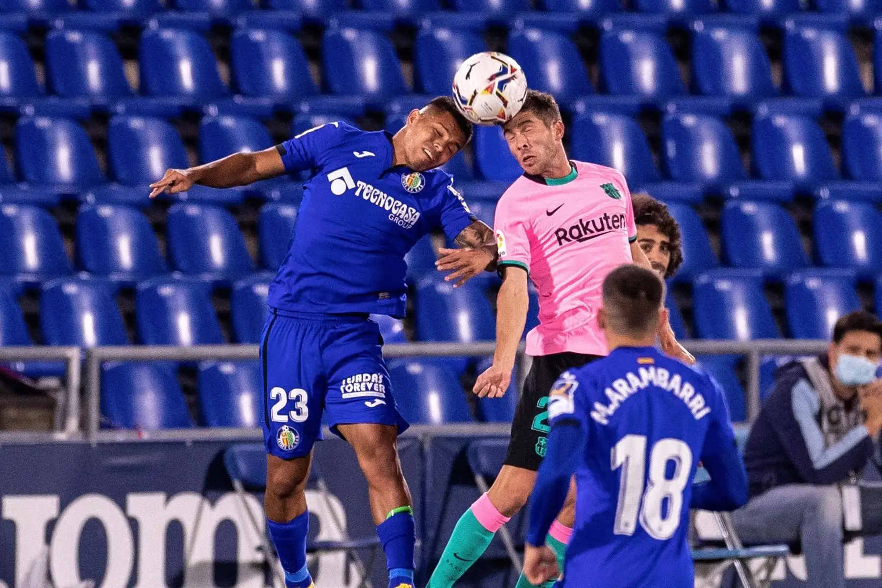 El defensa del Barcelona, Sergi Roberto, disputa el balón contra el colombiano del Getafe, Juan Camilo Hernández, durante encuentro de la sexta jornada de LaLiga Santander en el Coliseum Alfonso Pérez de Getafe. Foto: EFE