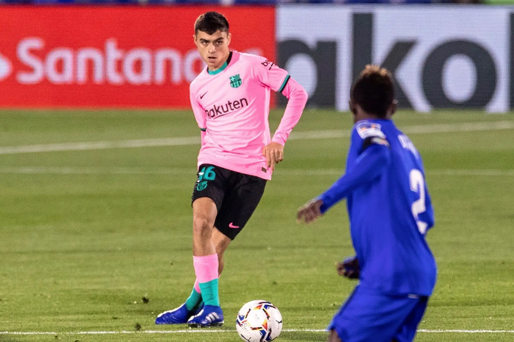 El delantero del FC Barcelona Pedri Gonzales se enfrenta por el balón ante Djene del Getafe, durante el partido de Liga que se disputa en el Coliseum Alfonso Pérez. Foto: EFE