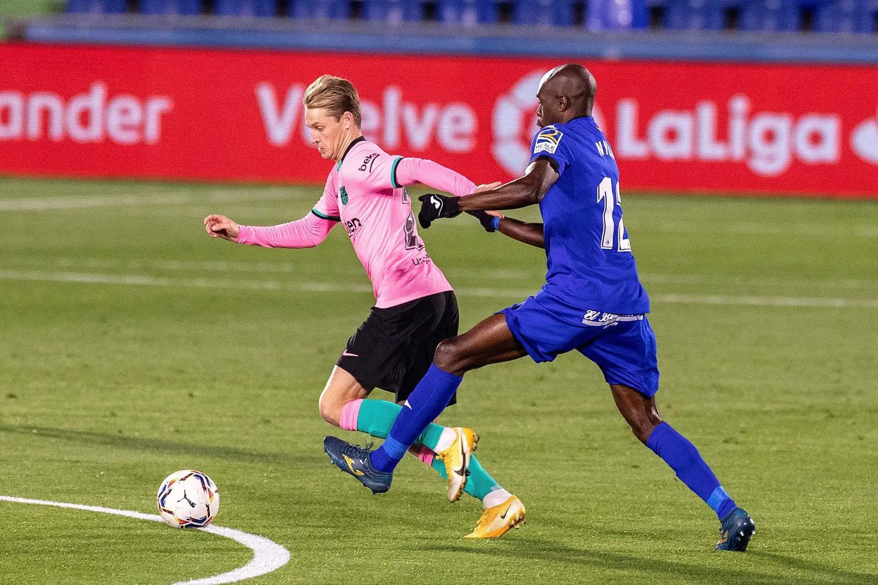El centrocampista holandés del Barcelona, Frenkie De Jong, pelea un balón contra el defensa camerunés del Getafe, Allam Romeo Nyom, durante encuentro de la encuentro de la sexta jornada de LaLiga Santander en el Coliseum Alfonso Pérez. Foto: EFE