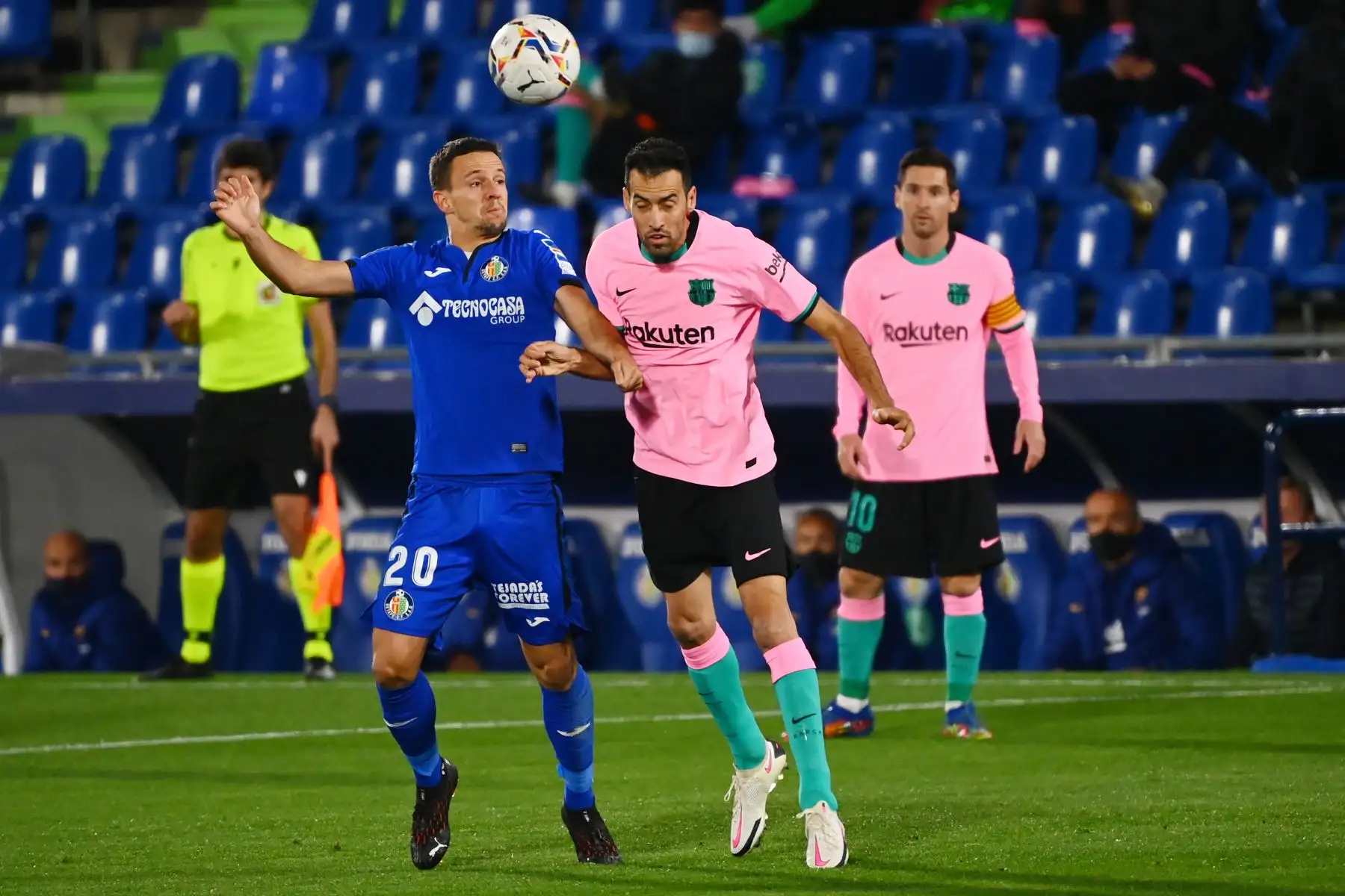 El centrocampista serbio del Getafe, Nemanja Maksimovic, compite contra el centrocampista español del Barcelona, Sergio Busquets, durante el partido de fútbol de la Liga española en el Coliseum Alfonso Pérez. Foto: AFP