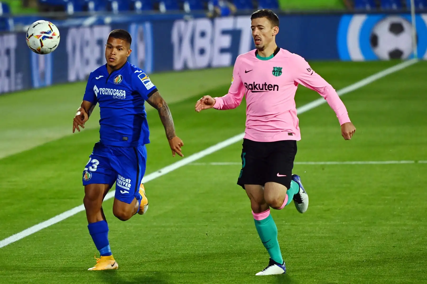 El delantero colombiano del Getafe, Cucho Hernández, compite contra el defensa francés del Barcelona, Clement Lenglet, durante el partido de fútbol de la Liga en Coliseum Alfonso Pérez. Foto: AFP