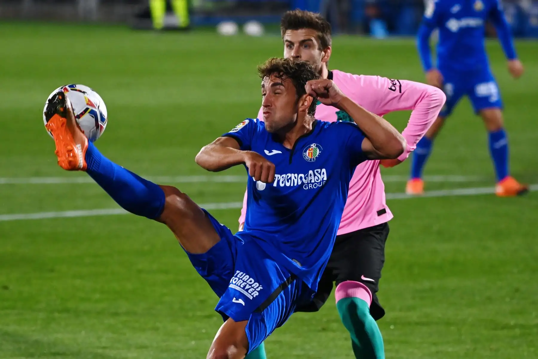 El delantero español del Getafe, Jaime Mata, compite con el defensor español del Barcelona, ​​Gerard Piqué, durante el partido de fútbol de la Liga española en el estadio Coliseum Alfonso Pérez. Foto: AFP