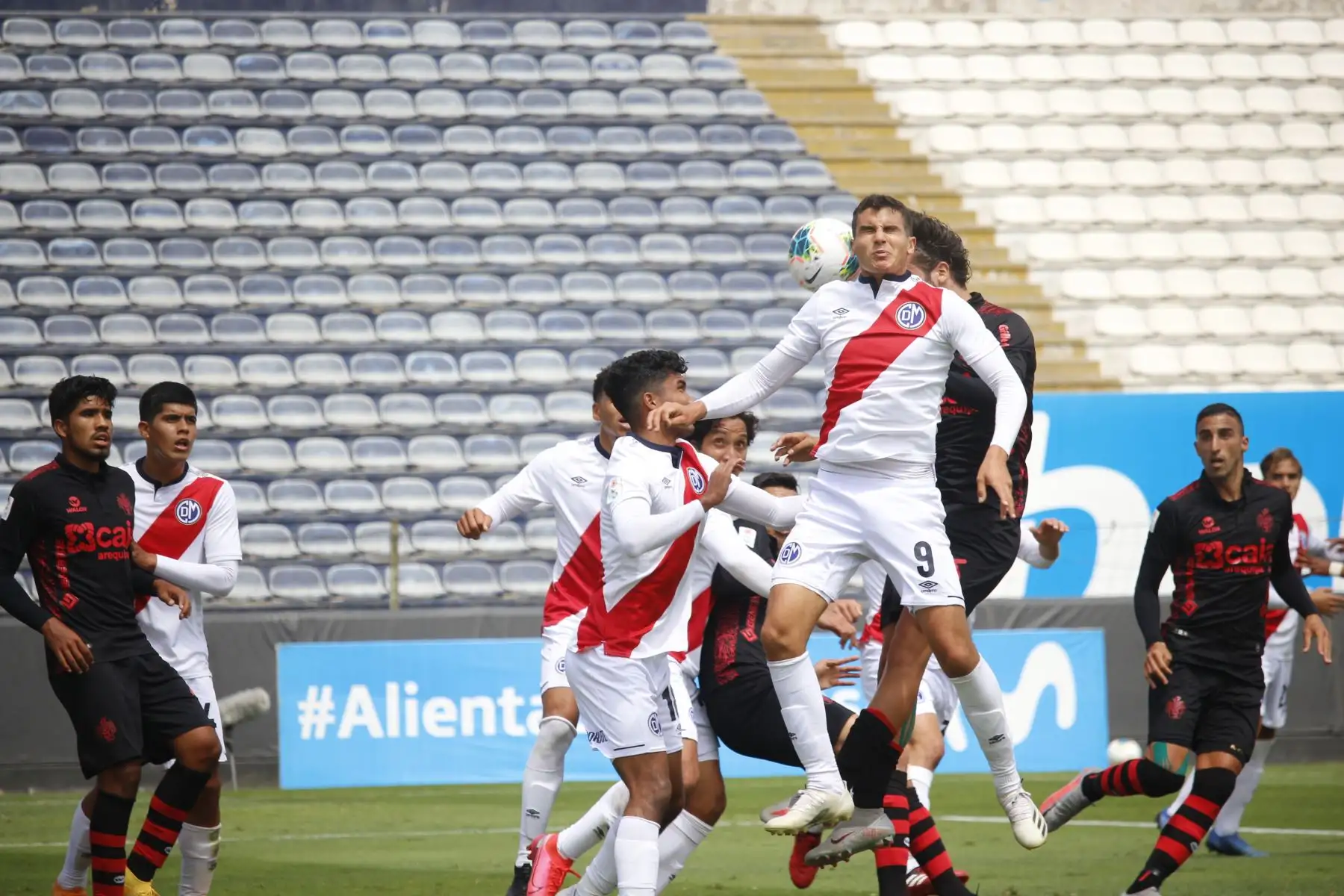 El centro delantero Matías Succar del  Deportivo Municipal disputa la peleta con un defensa del FC Melgar, en partido de la fecha 19 de la Liga 1 en el estadio Alejandro Villanueva. Foto : ANDINA / Liga 1