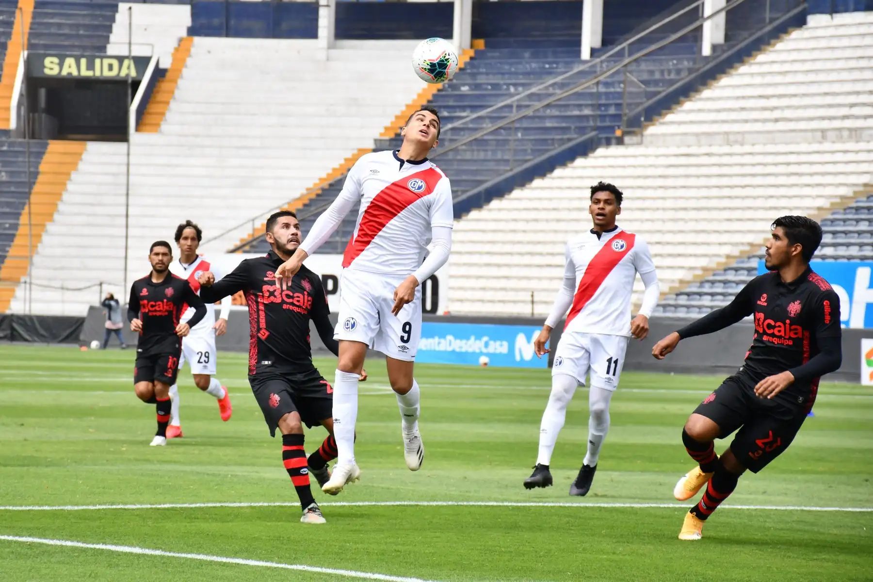 El centro delantero Matías Succar del  Deportivo Municipal disputa la peleta con un defensa del FC Melgar, en partido de la fecha 19 de la Liga 1 en el estadio Alejandro Villanueva. Foto : ANDINA / Liga 1