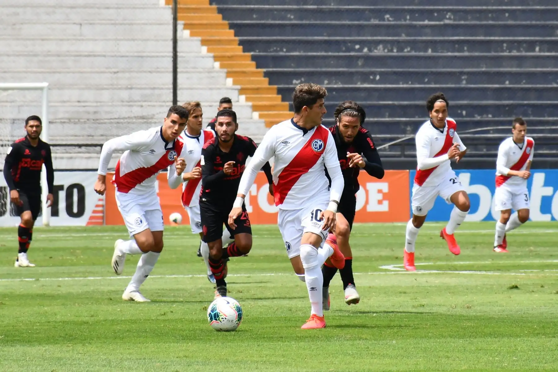 Jeremías Bogado, extremo izquierdo del Deportivo Municipal, en partido de la fecha 19 de la Liga 1 en el estadio Alejandro Villanueva. Foto : ANDINA / Liga 1