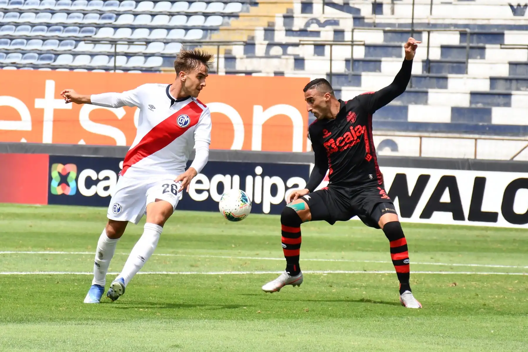 El pivote Matías Mancilla  del Deportivo Municipal disputa el balón, con un defensa del  FC Melgar, en partido de la fecha 19 de la Liga 1 en el estadio Alejandro Villanueva. Foto : ANDINA / Liga 1