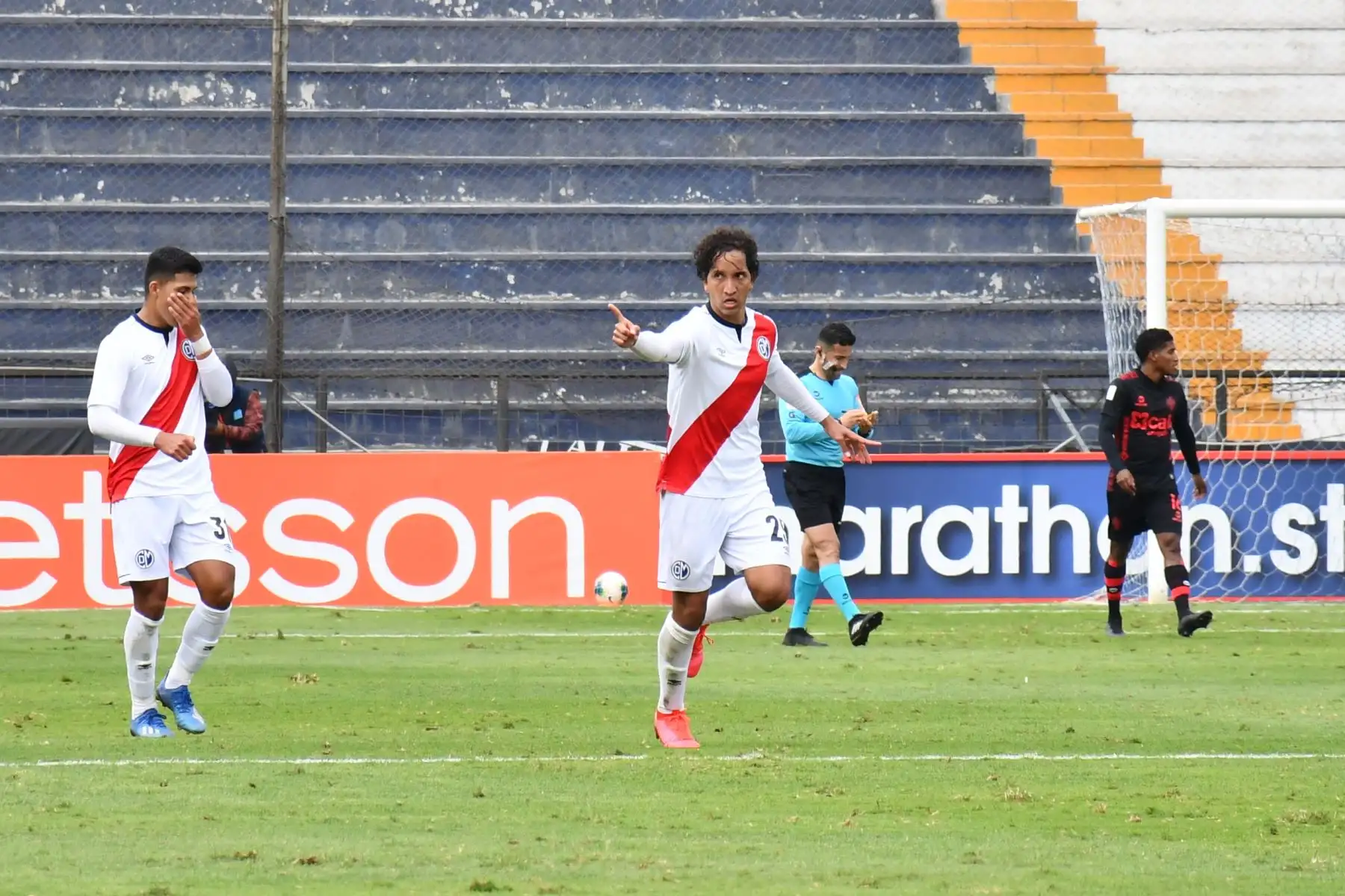 Jean Pierre Archimbaud, pivote del Deportivo Municipal celebra su gol en partido de la fecha 19 de la Liga 1 en el estadio Alejandro Villanueva. Foto : ANDINA / Liga 1