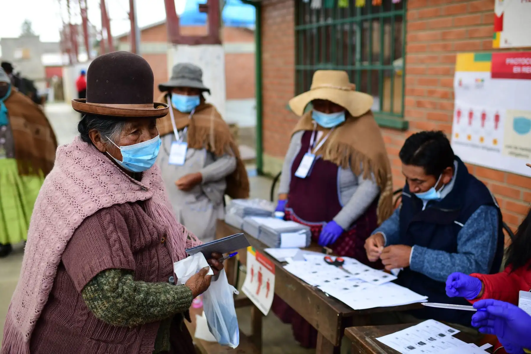 Una mujer espera para emitir su voto en un colegio electoral en Huarina, Bolivia, durante las elecciones generales del país que se desarrollan en medio de la pandemia. Foto: AFP