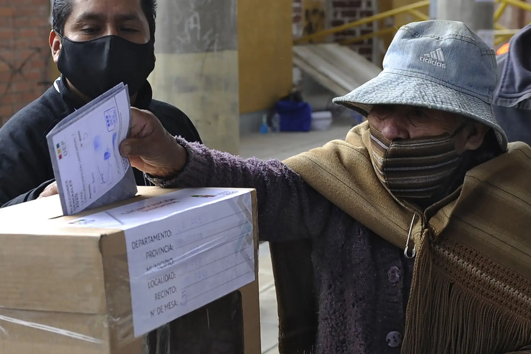 Una mujer indígena aymara emite su voto en un colegio electoral en La Paz durante las elecciones generales de Bolivia que se desarrollan en medio de la pandemia. Foto: AFP
