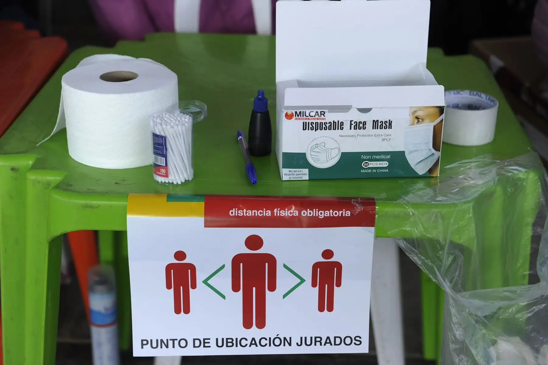 Máscaras faciales y otros implementos están disponibles en un colegio electoral en La Paz durante las elecciones generales de Bolivia que se desarrollan en medio de la pandemia. Foto: AFP