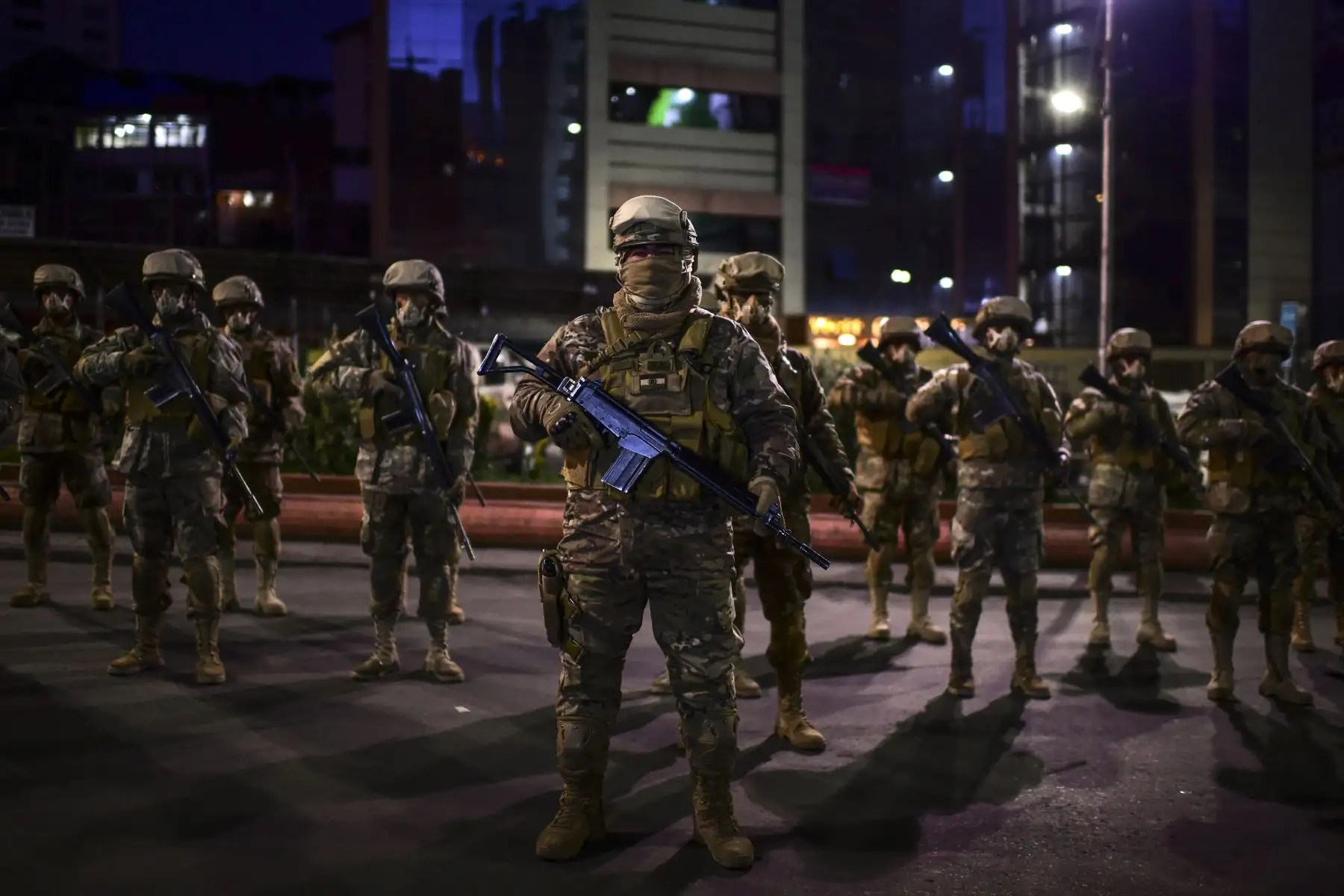 Los militares están desplegados en La Paz previo al inicio de las elecciones generales que se desarrollan en medio de la pandemia. Foto: AFP