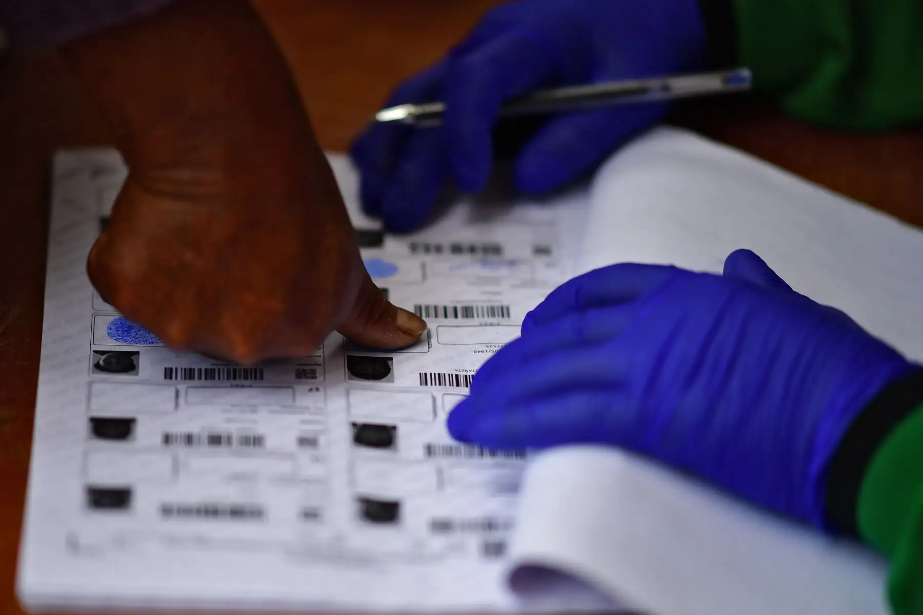 Una persona estampa su huella después de emitir su voto en un colegio electoral en Huarina, Bolivia, durante las elecciones generales en medio de la pandemia. Foto: AFP