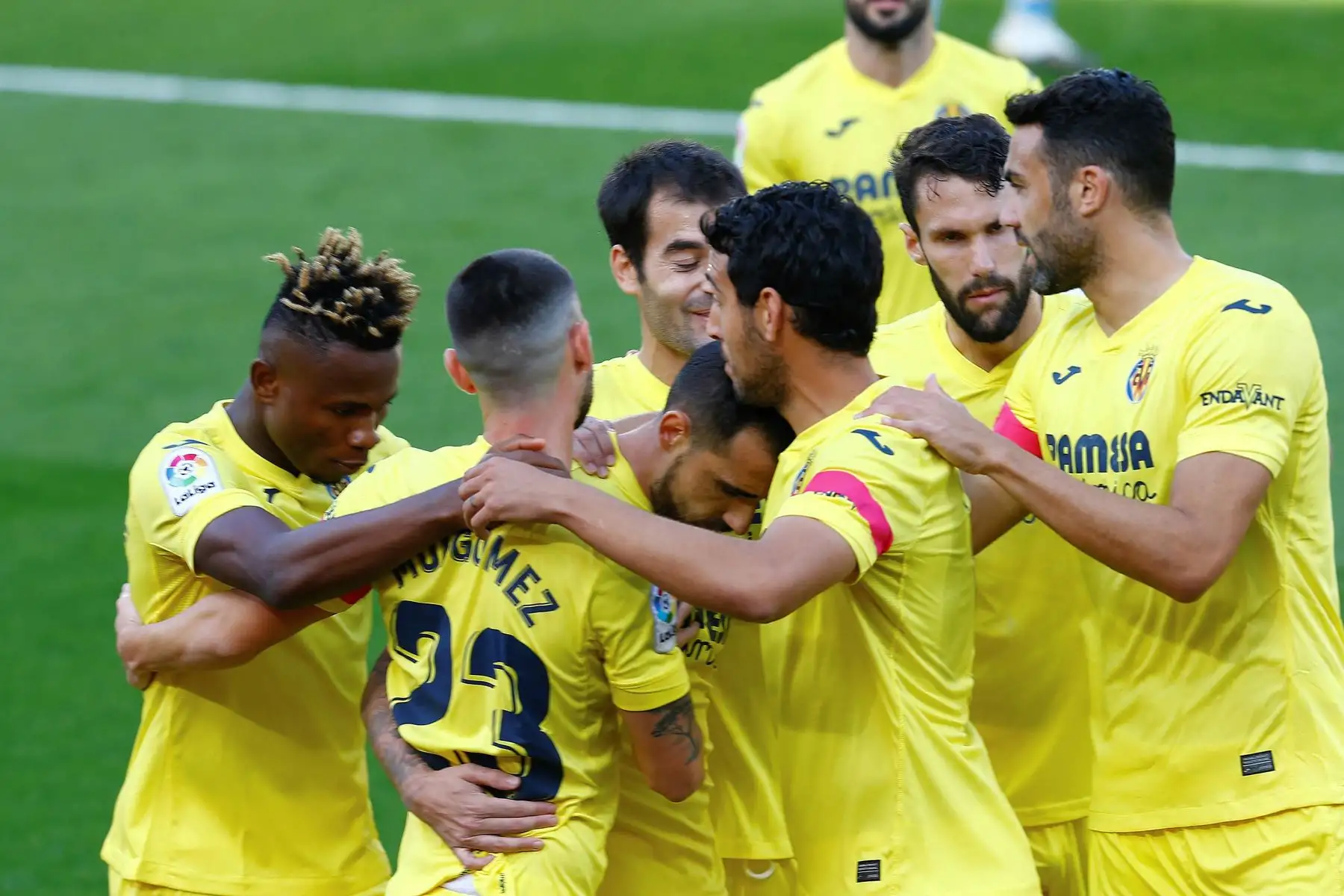 El jugador del Villarreal Paco Alcácer festeja su gol contra el Valencia durante el partido de la sexta jornada de LaLiga Santander que se disputa en el estadio de la Cerámica. Foto: EFE