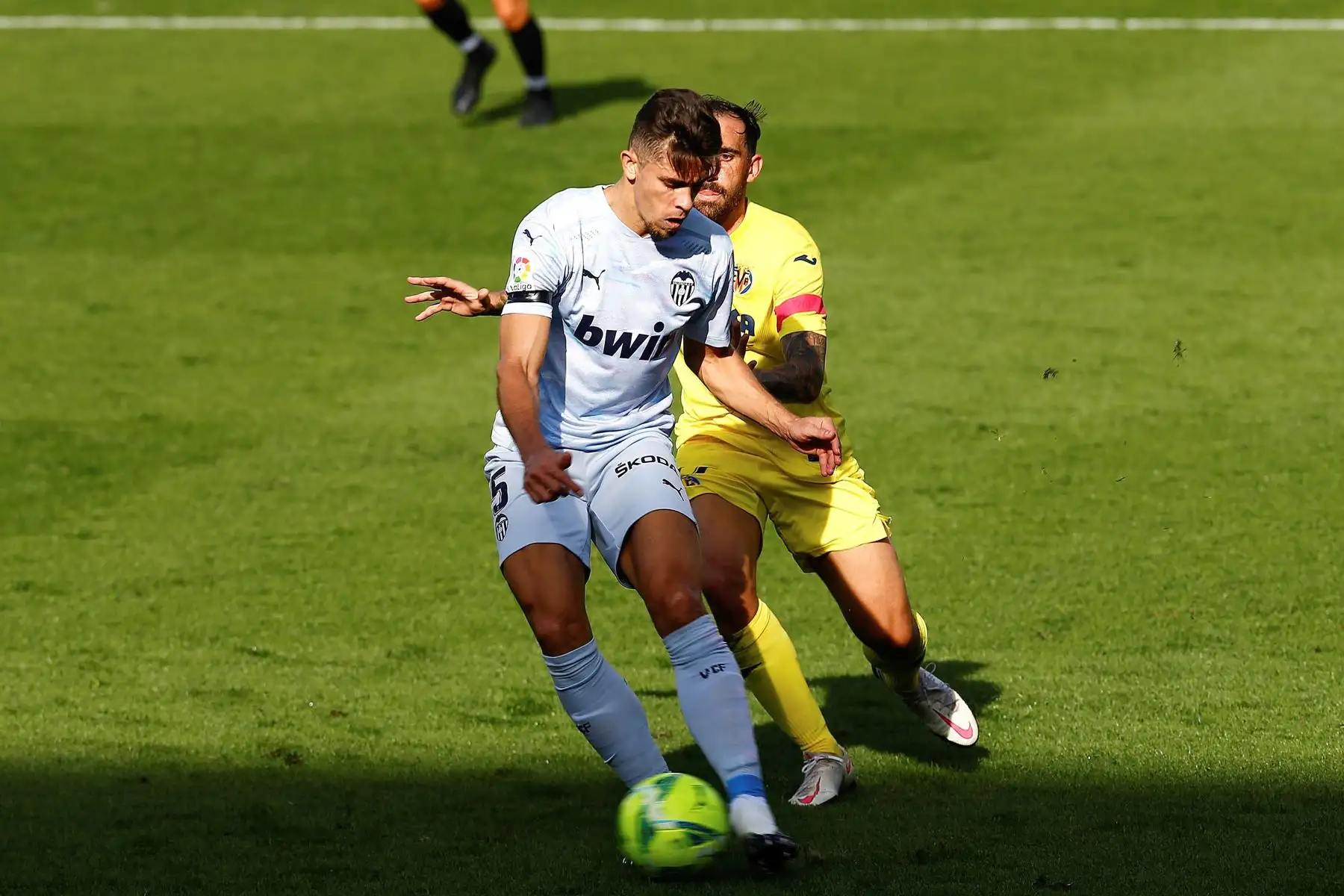 El delantero del Villarreal, Paco Alcacer, compite por el balón contra el defensor del Valencia, Gabriel Paulista, durante el partido de LaLiga española en el estadio La Ceramica. Foto: EFE