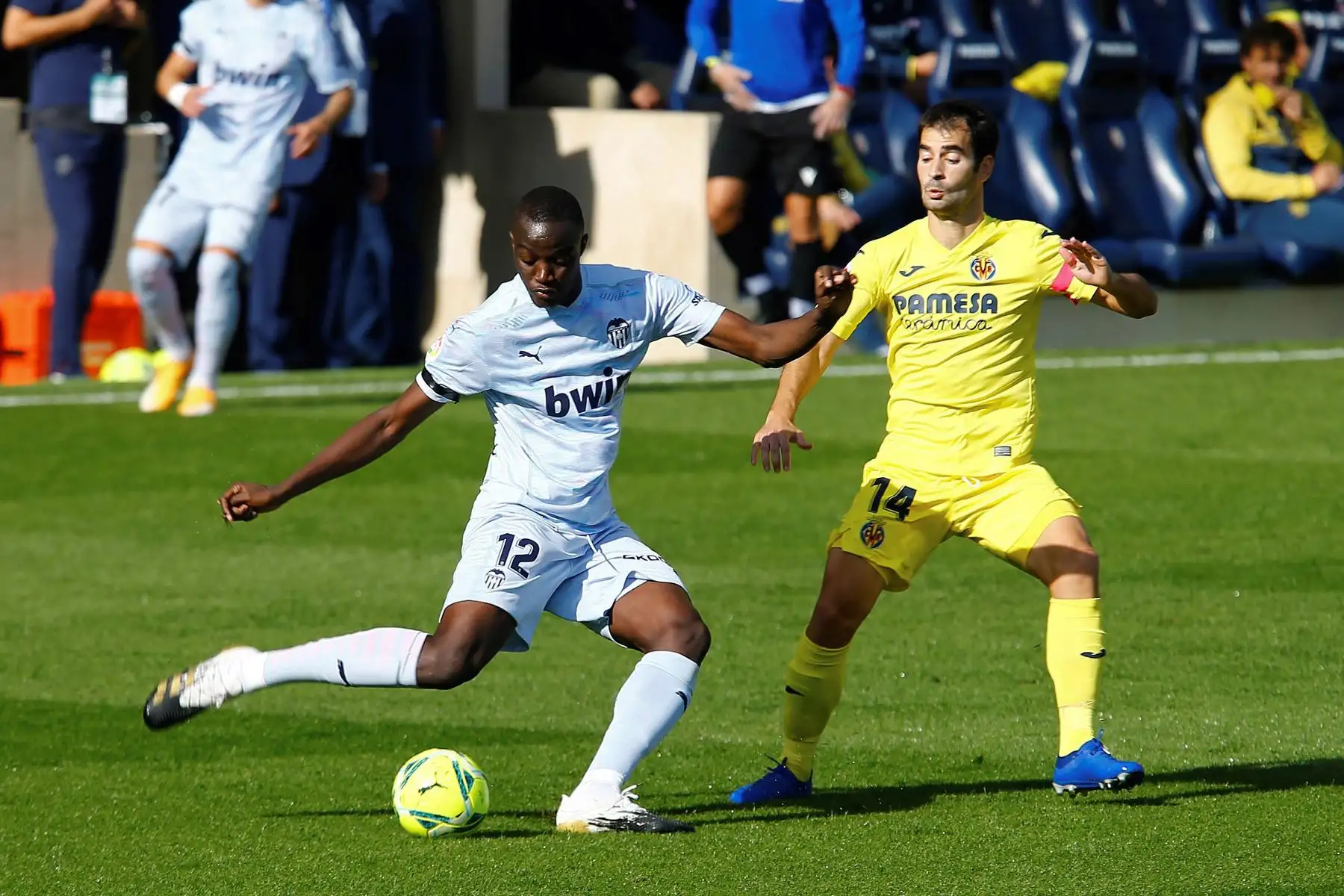 El jugador del Villarreal, Manu Trigueros, y el jugador francés del Valencia, Mouctar Diakhaby, compiten por el balón durante el partido de la sexta jornada de LaLiga Santander que se disputa en el estadio de la Cerámica. Foto: EFE