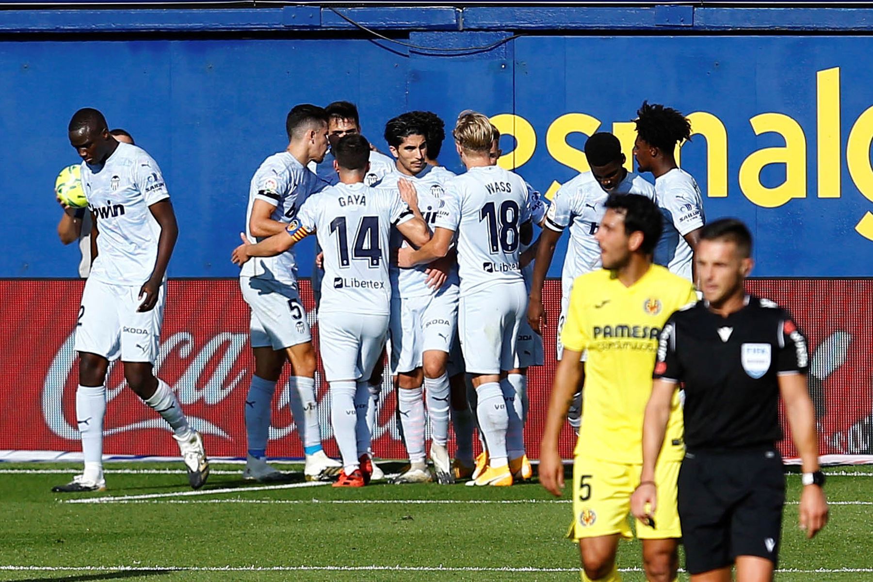 Los jugadores del Valencia CF celebran el gol del empate conseguido ante el Villarreal CF, durante el partido de la sexta jornada de LaLiga Santander que se disputa en el estadio de la Cerámica. Foto: EFE