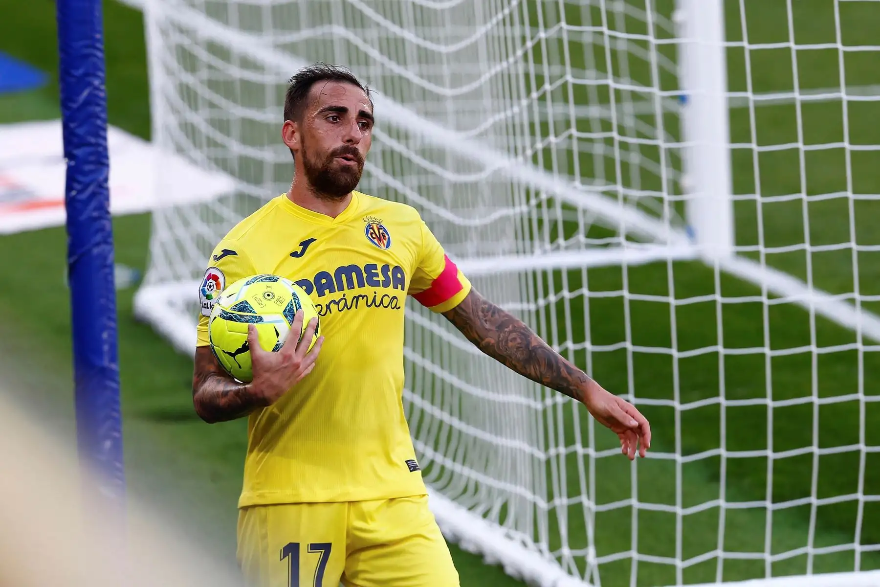 El deantero del Villarreal CF, Paco Alcácer, se lamenta tras una ocasión ante el Valencia CF, durante el partido de la sexta jornada de LaLiga Santander que se disputa en el estadio de la Cerámica. Foto: EFE