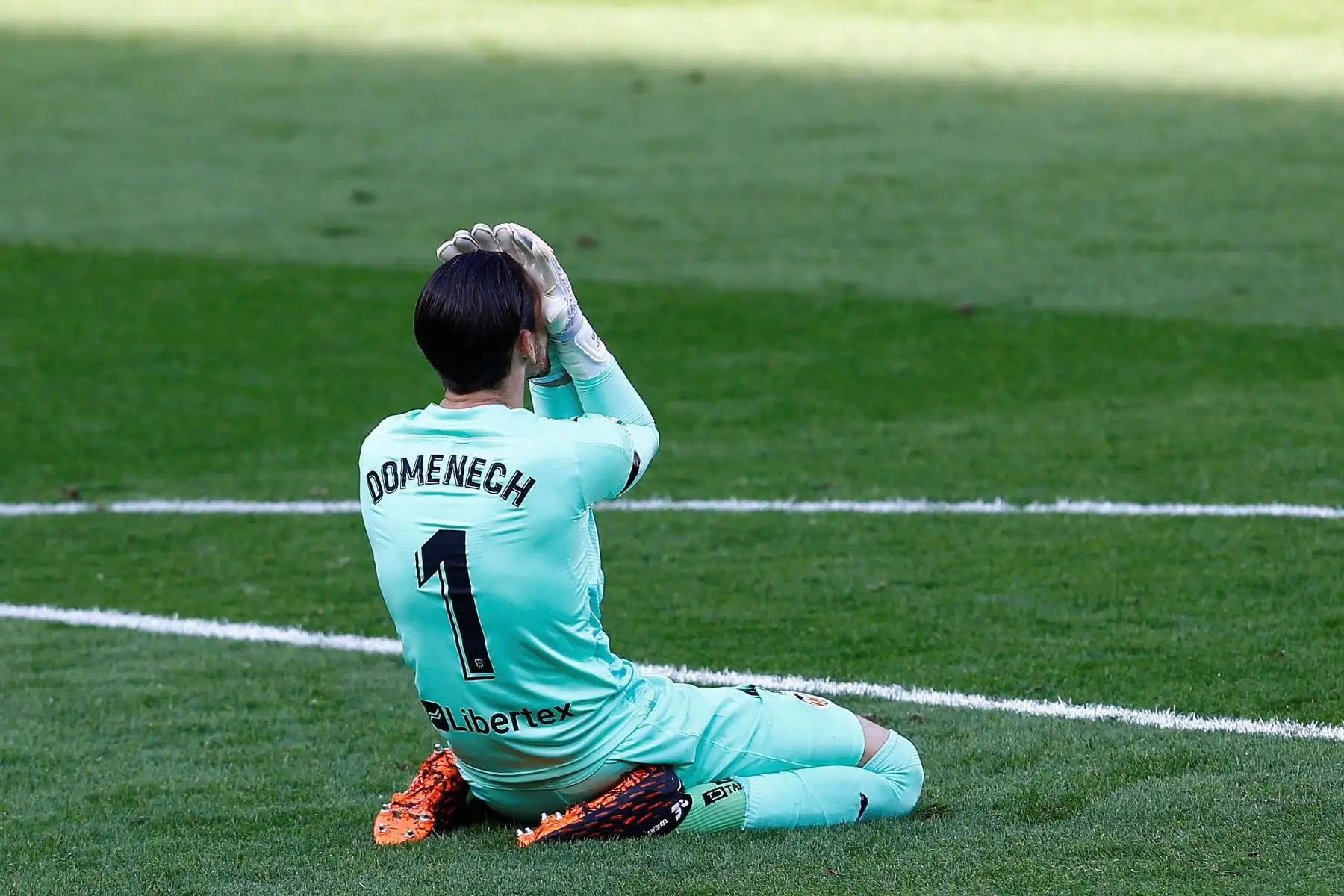 El portero del Valencia CF, Jaume Doménech, se lamenta tras una ocasión de su equipo durante el partido de la sexta jornada de LaLiga Santander que disputa en el estadio de la Cerámica. Foto: EFE