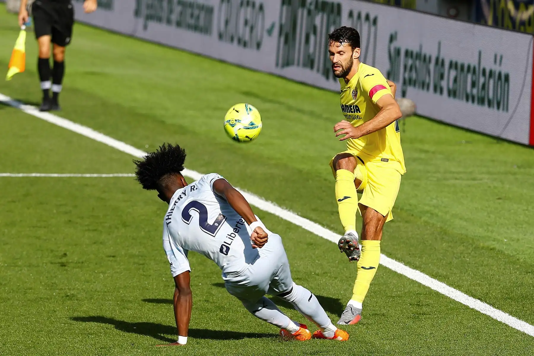 El jugador del Villarreal Alfonso Pedraza y el jugador portugués del Valencia, Thierry Correia, en enfrentan por el balón durante el partido de la sexta jornada de LaLiga Santander en el estadio de la Cerámica. Foto: EFE