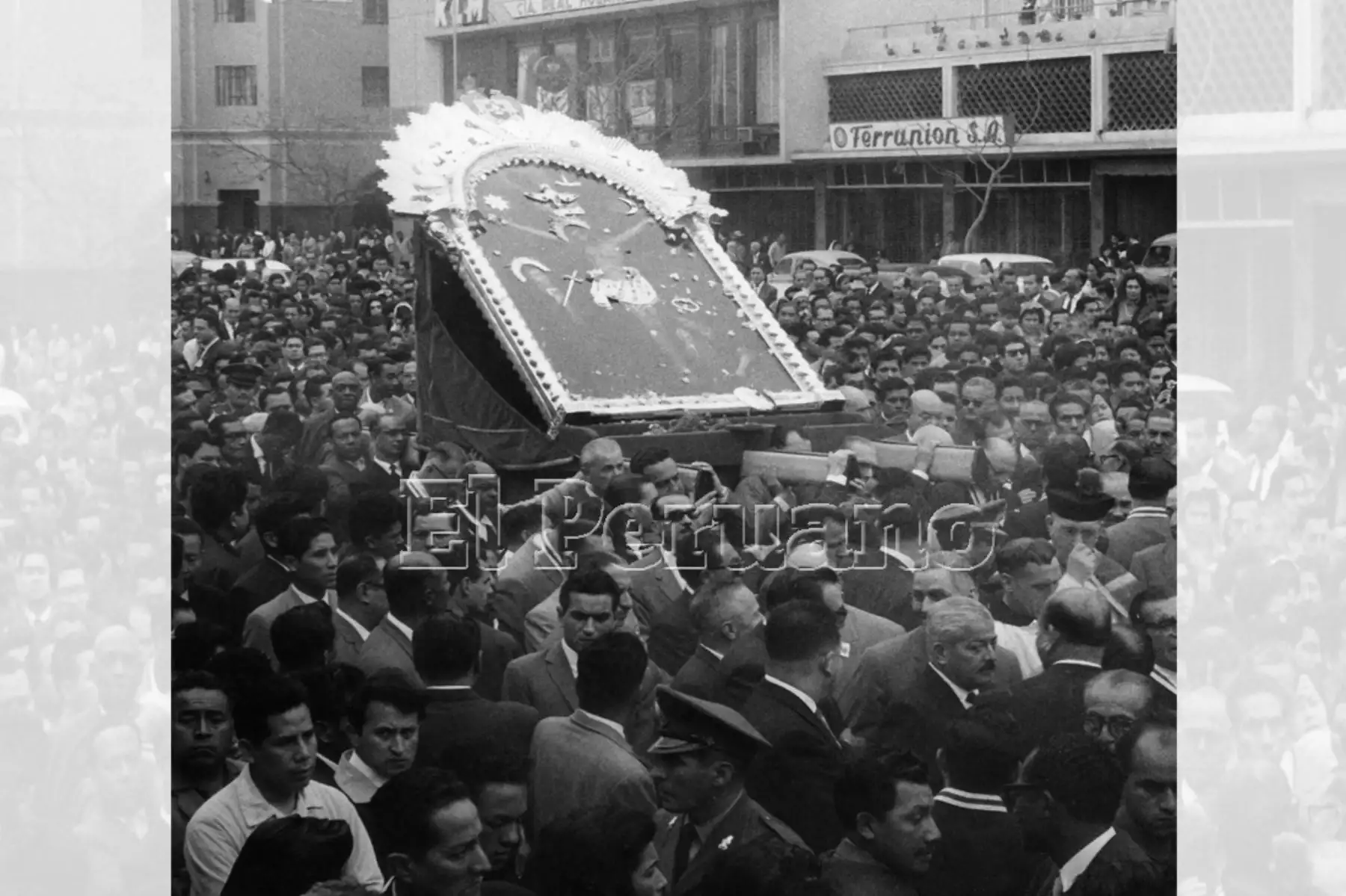Lima - 6 octubre 1962. Traslado de la imagen del Señor de los Milagros de la capilla al Templo de las Nazarenas. Centenares de devotos colmaron cerca de dos cuadras en su recorrido procesional. Foto: Archivo Histórico de El Peruano